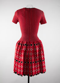 Short-sleeved dress with contrasting motifs - Black & Bordeaux