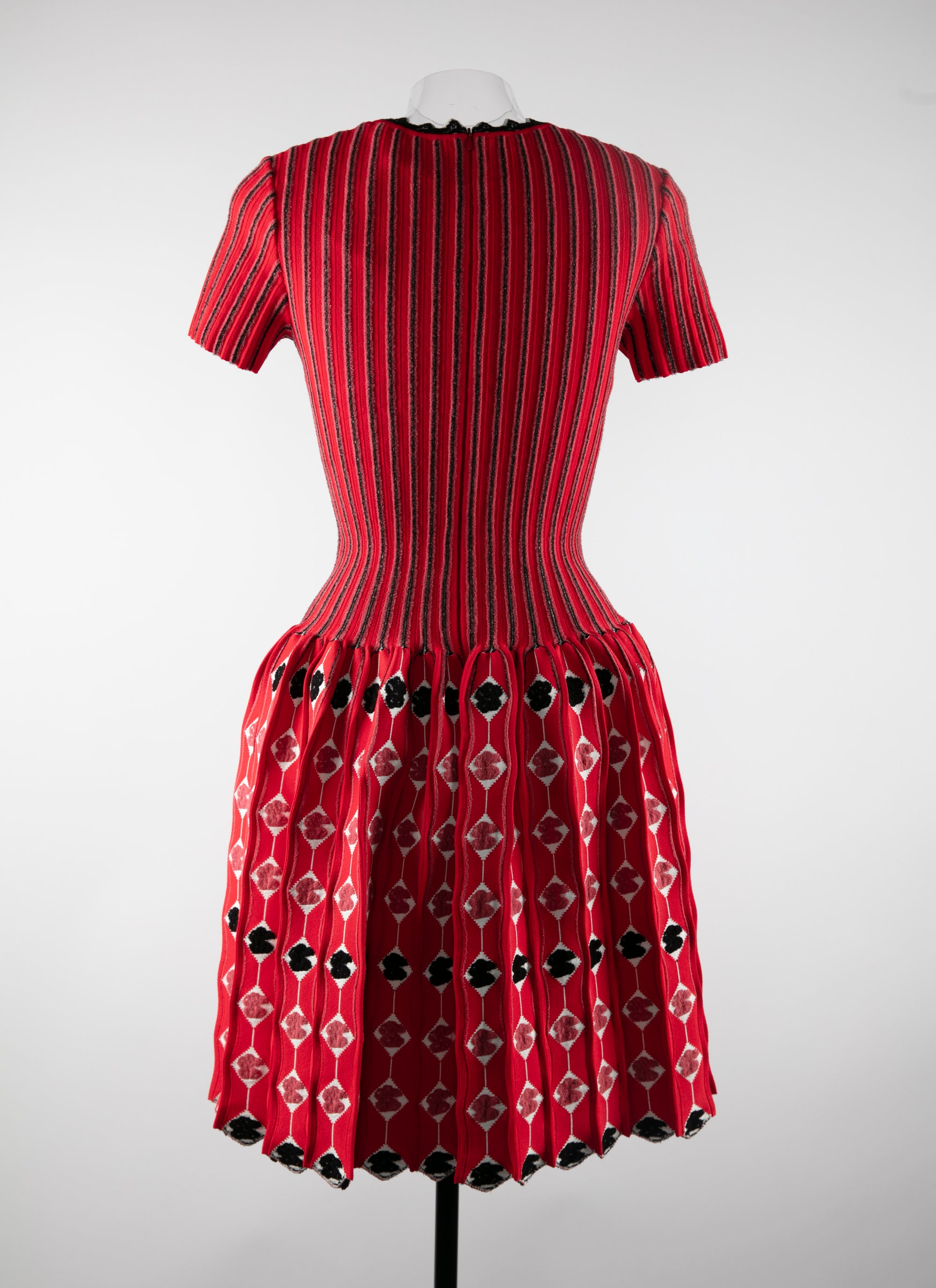 Short-sleeved dress with contrasting motifs - Black & Bordeaux