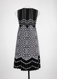 Body-hugging dress with wavy trim - Black & White