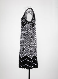 Body-hugging dress with wavy trim - Black & White