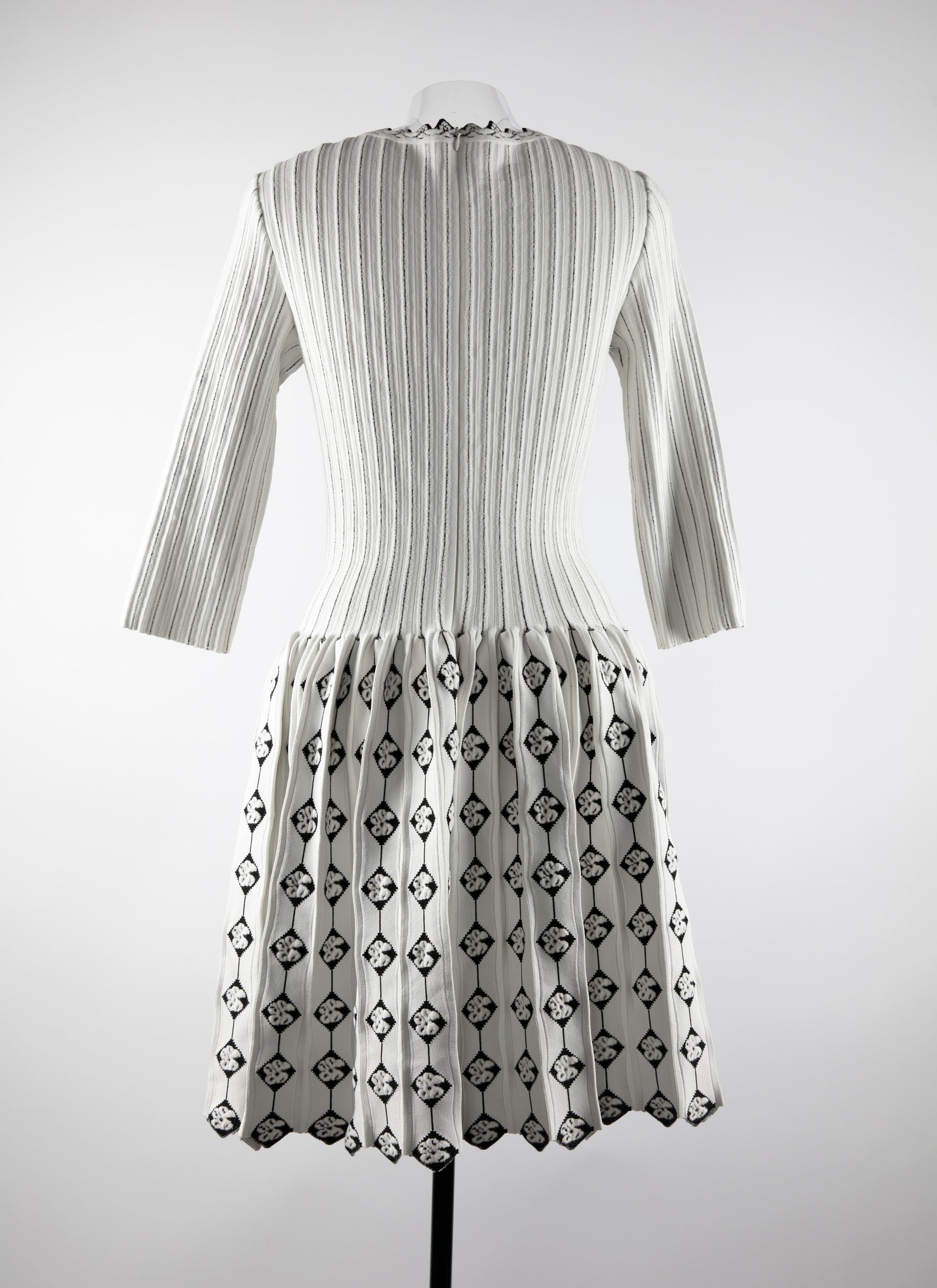 Short dress with 3/4 length sleeves - White & Black