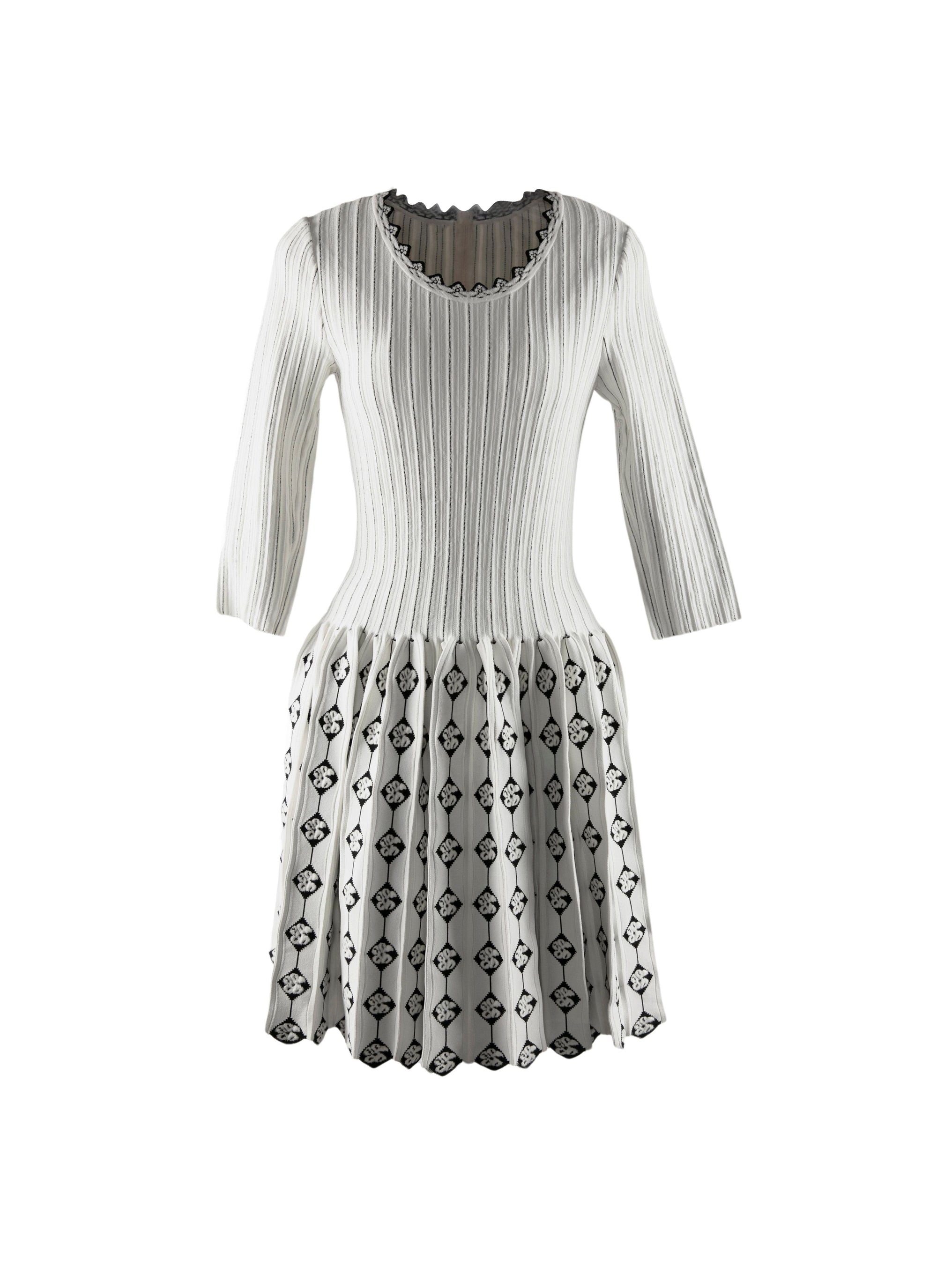 Short dress with 3/4 length sleeves - White & Black