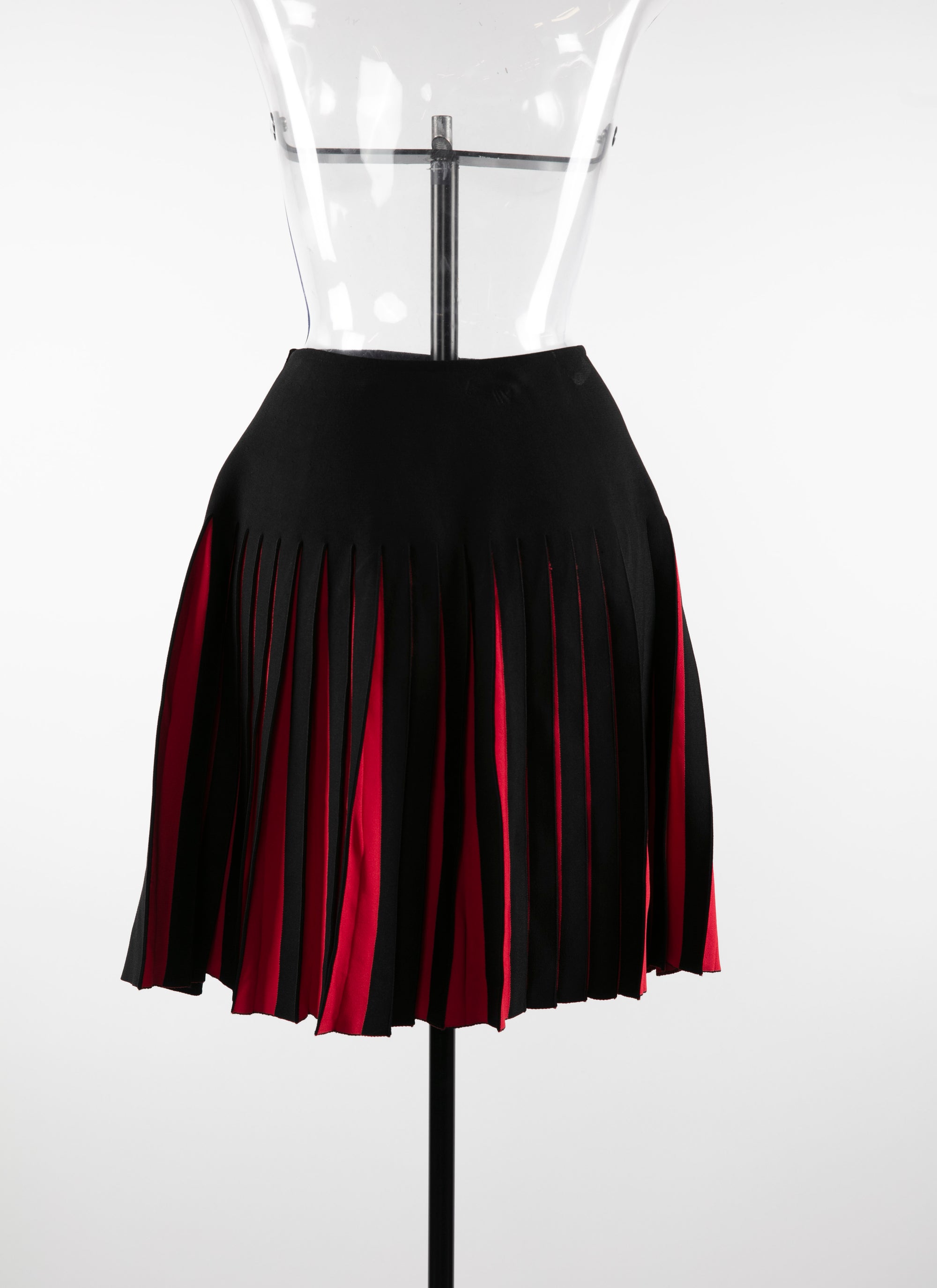Short contrasting skirt with pleated details - Black & Red