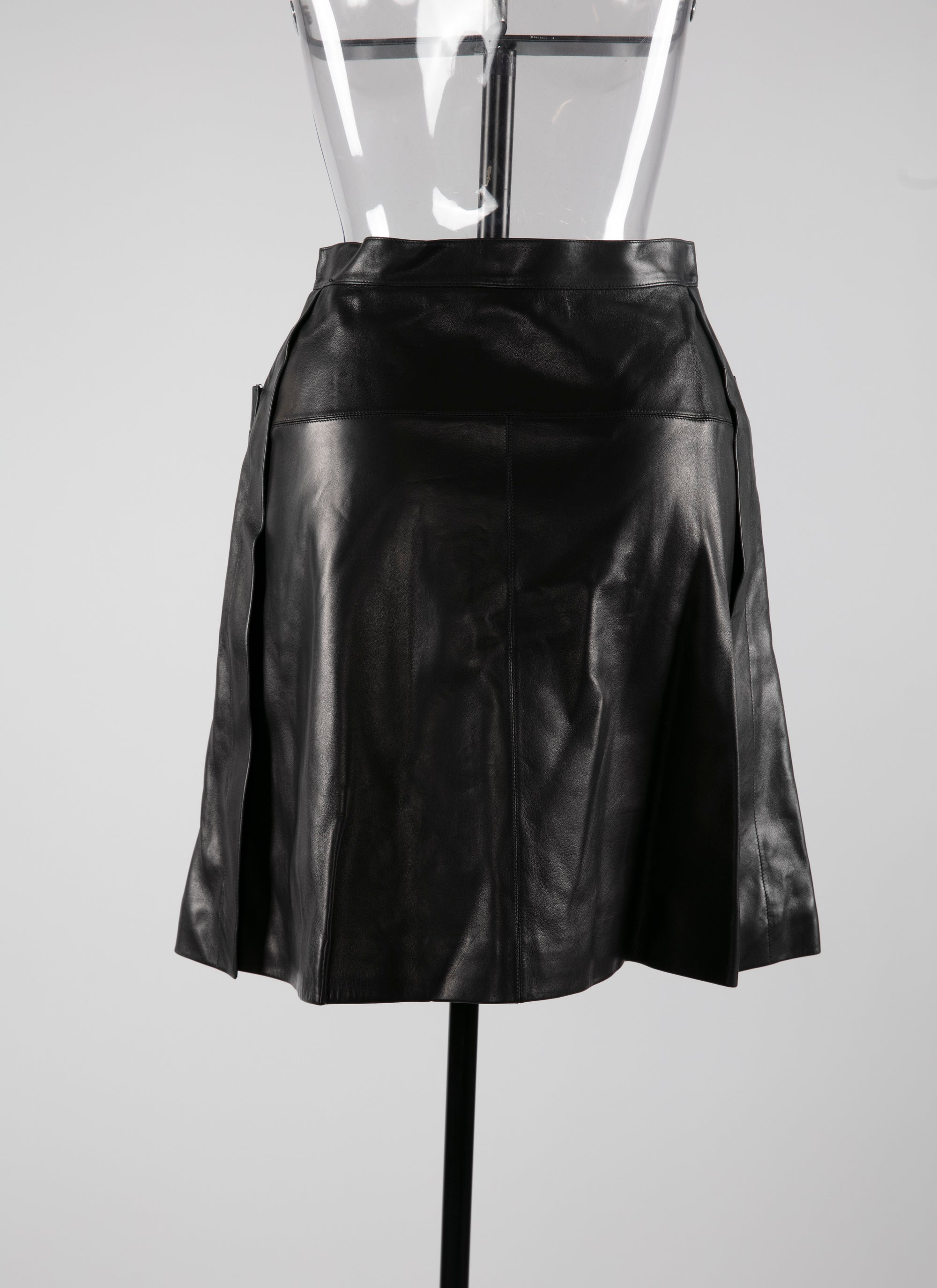 Short leather skirt with patch pockets - Black intense