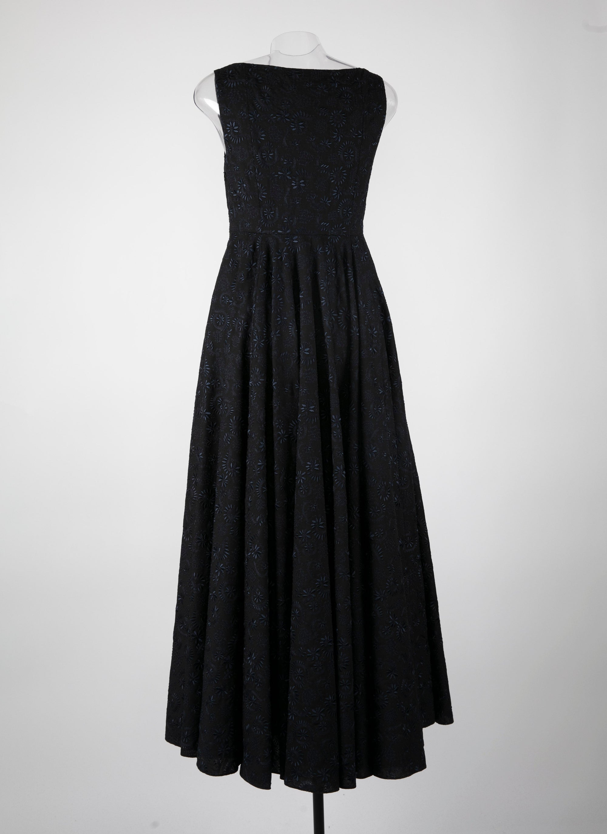 Sleeveless embroidered flowing dress - Black & Night