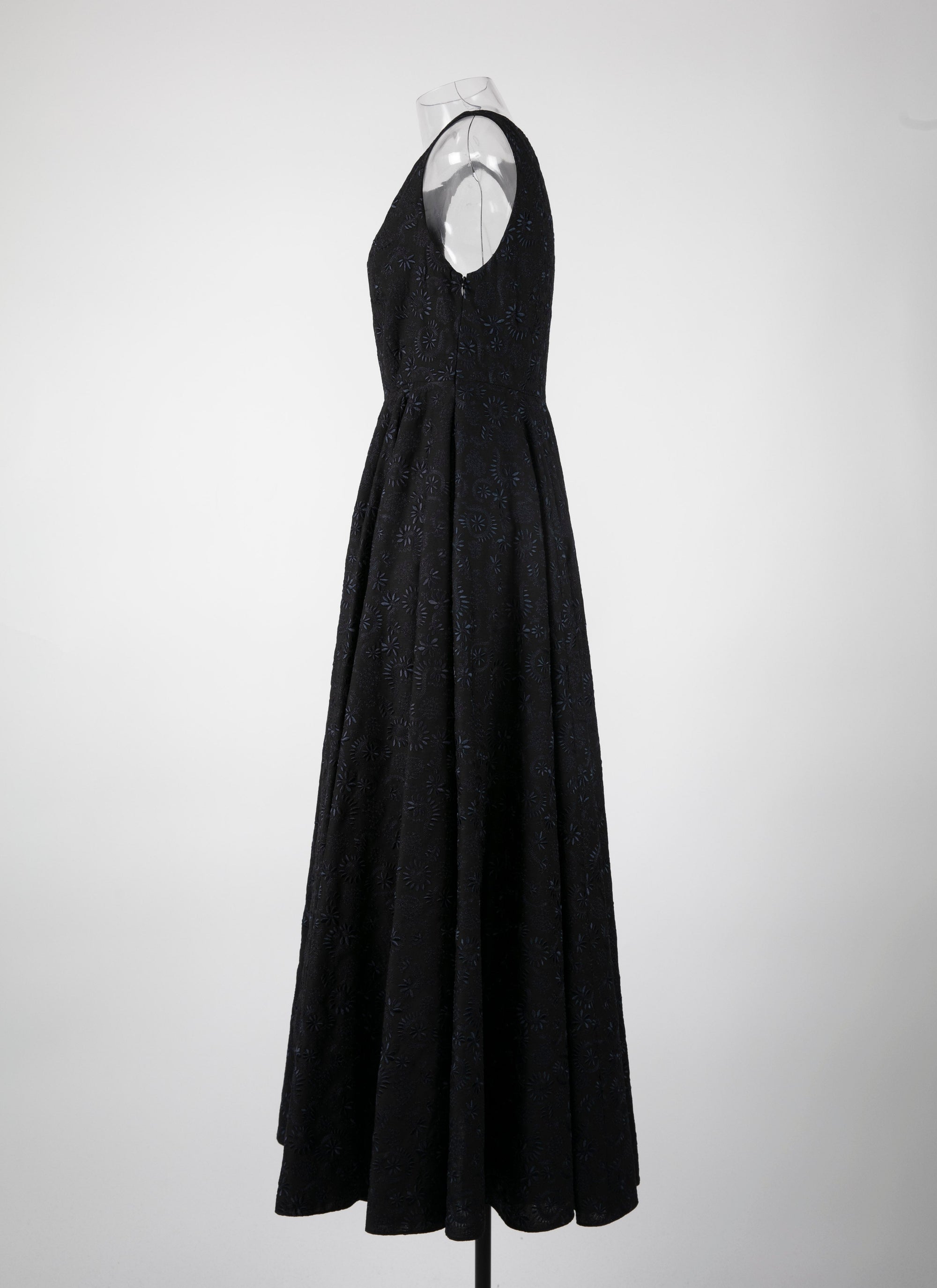 Sleeveless embroidered flowing dress - Black & Night