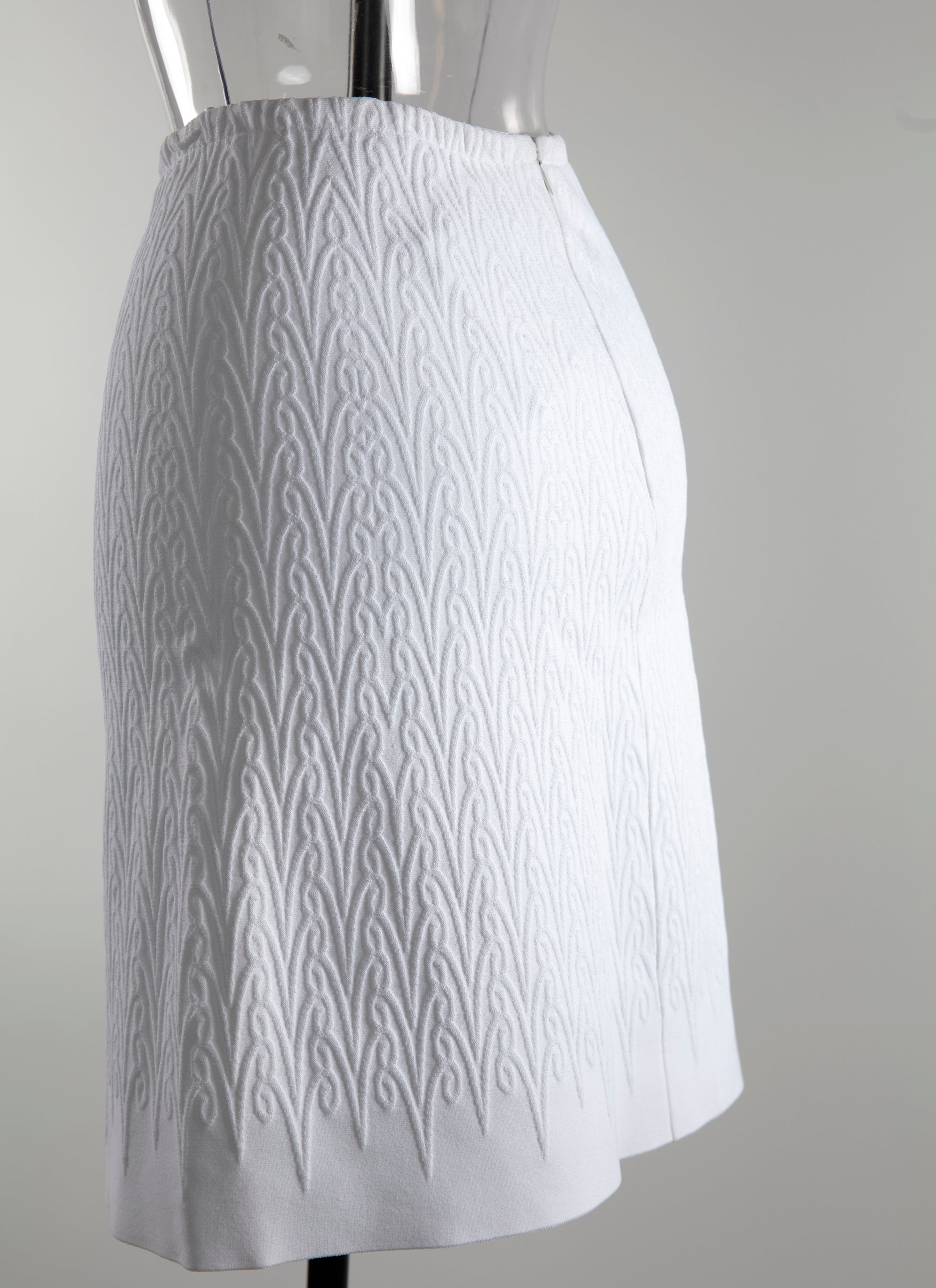 Short skirt with geometric embroidery detail - White