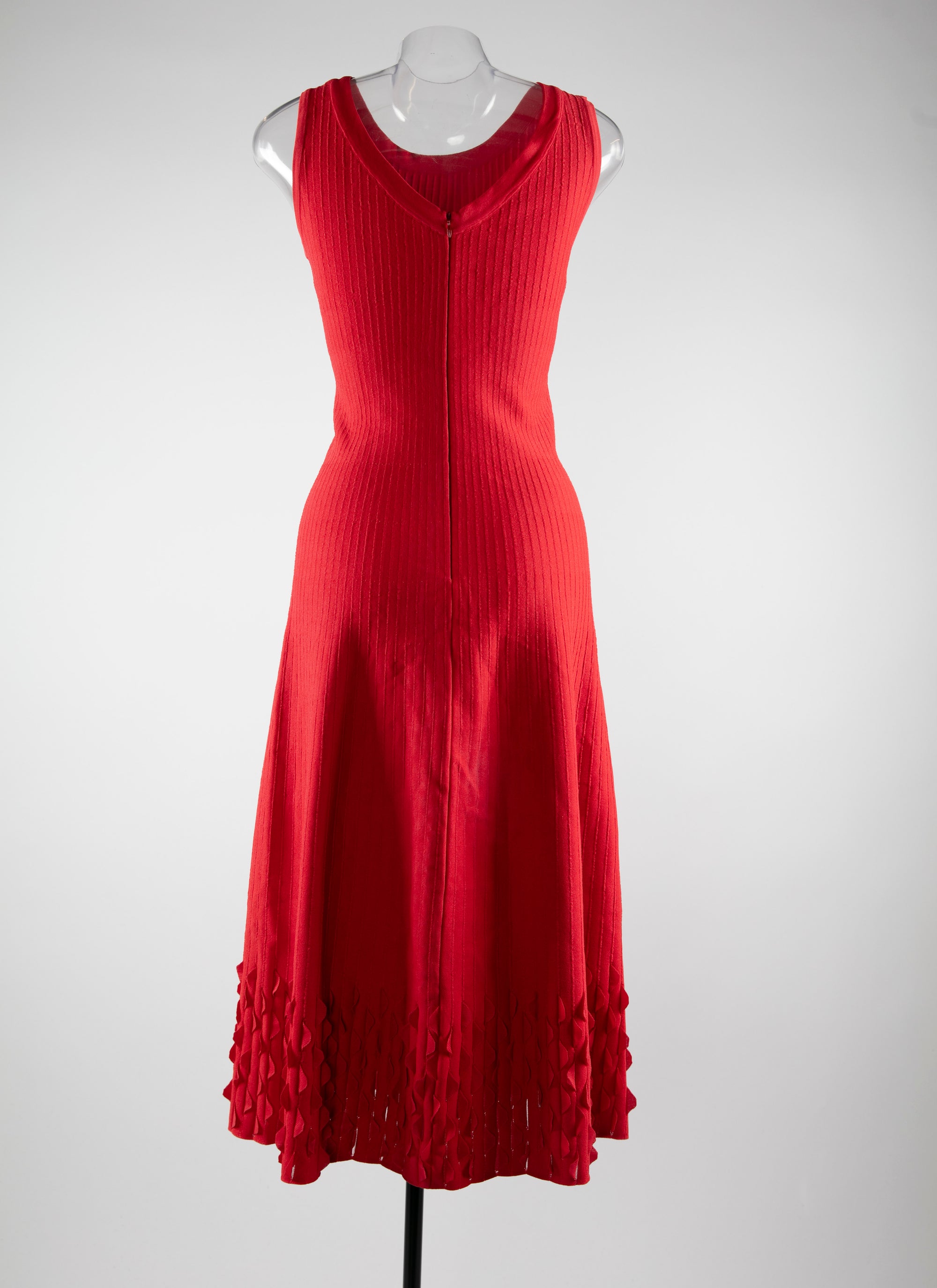 Sleeveless dress with embossed details - Scarlet