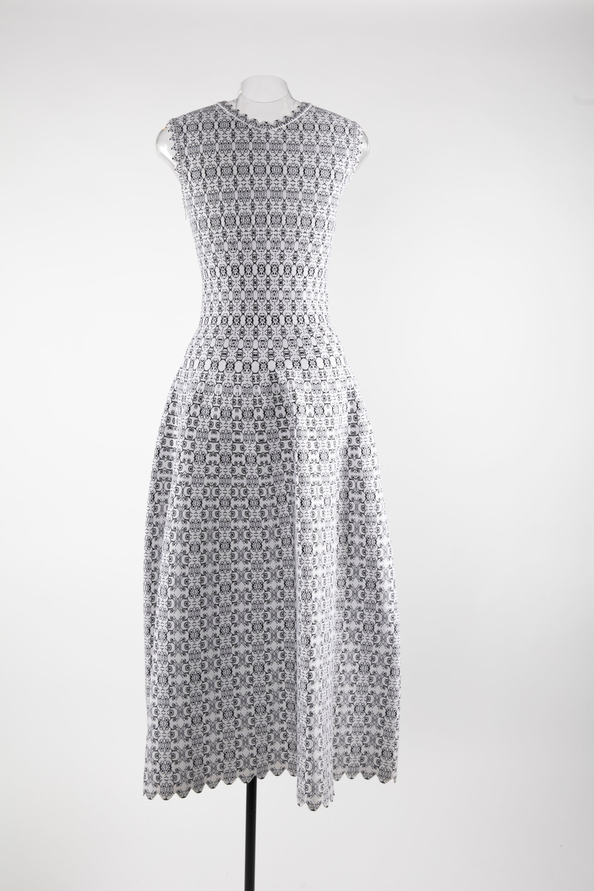 V-neck sleeveless dress - White & Black