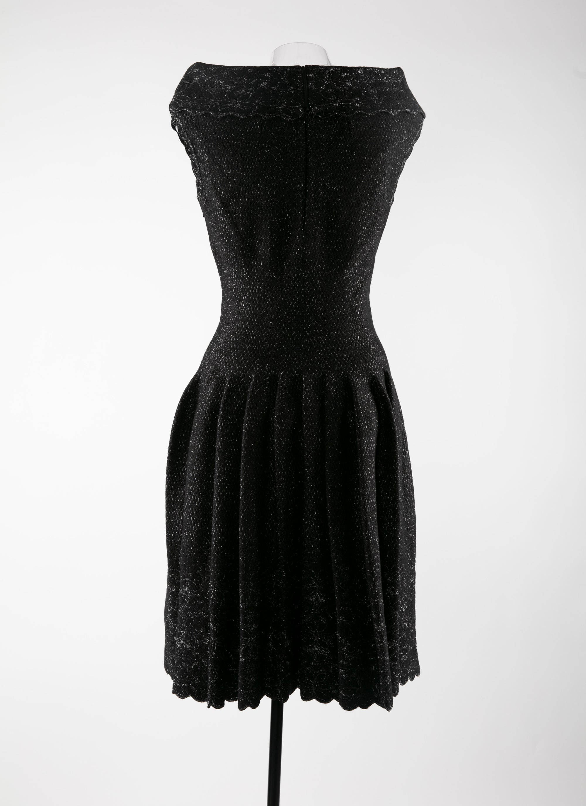 Sleeveless pleated boat neck dress - Black & Silver