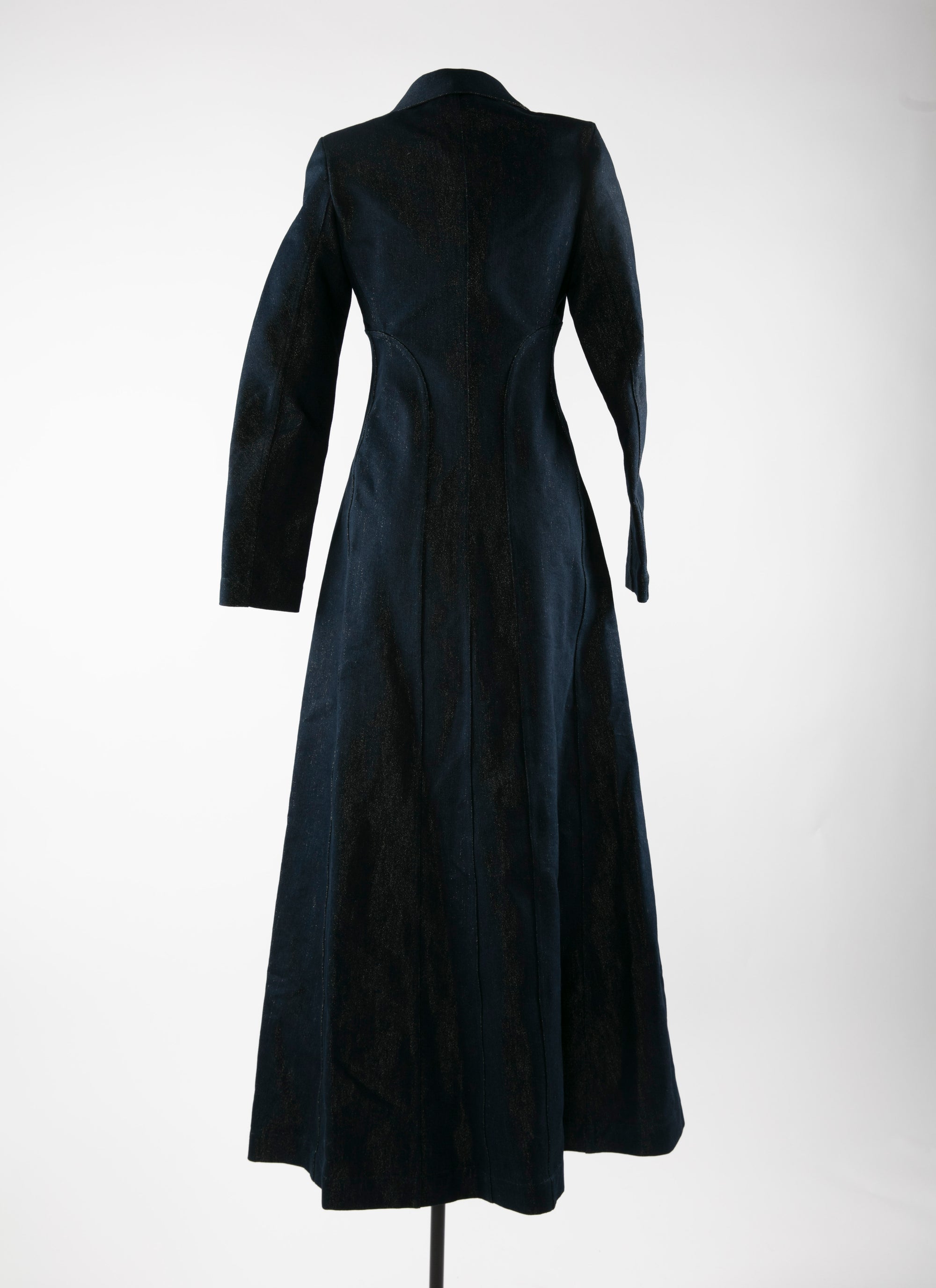 Very long buttoned coat with rounded collar - Gold