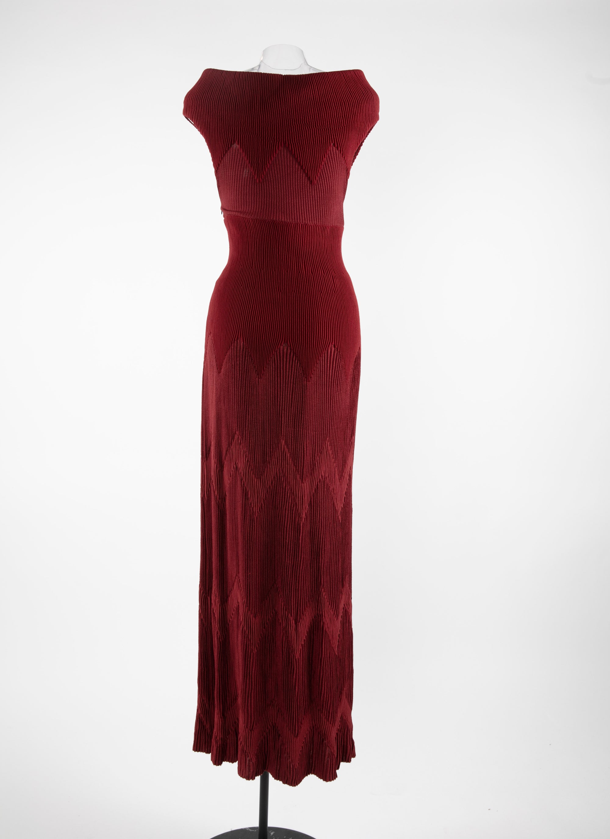 Boat neck maxi dress with delicate pleats - Mahogany