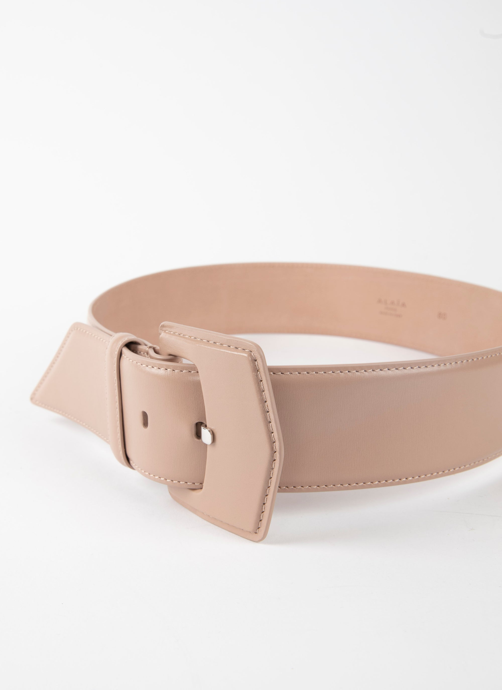 Oversized geometric buckle belt in leather - Sand