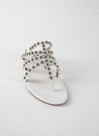Sandales tong plates à brides clous en cuir - Blanc Cassé