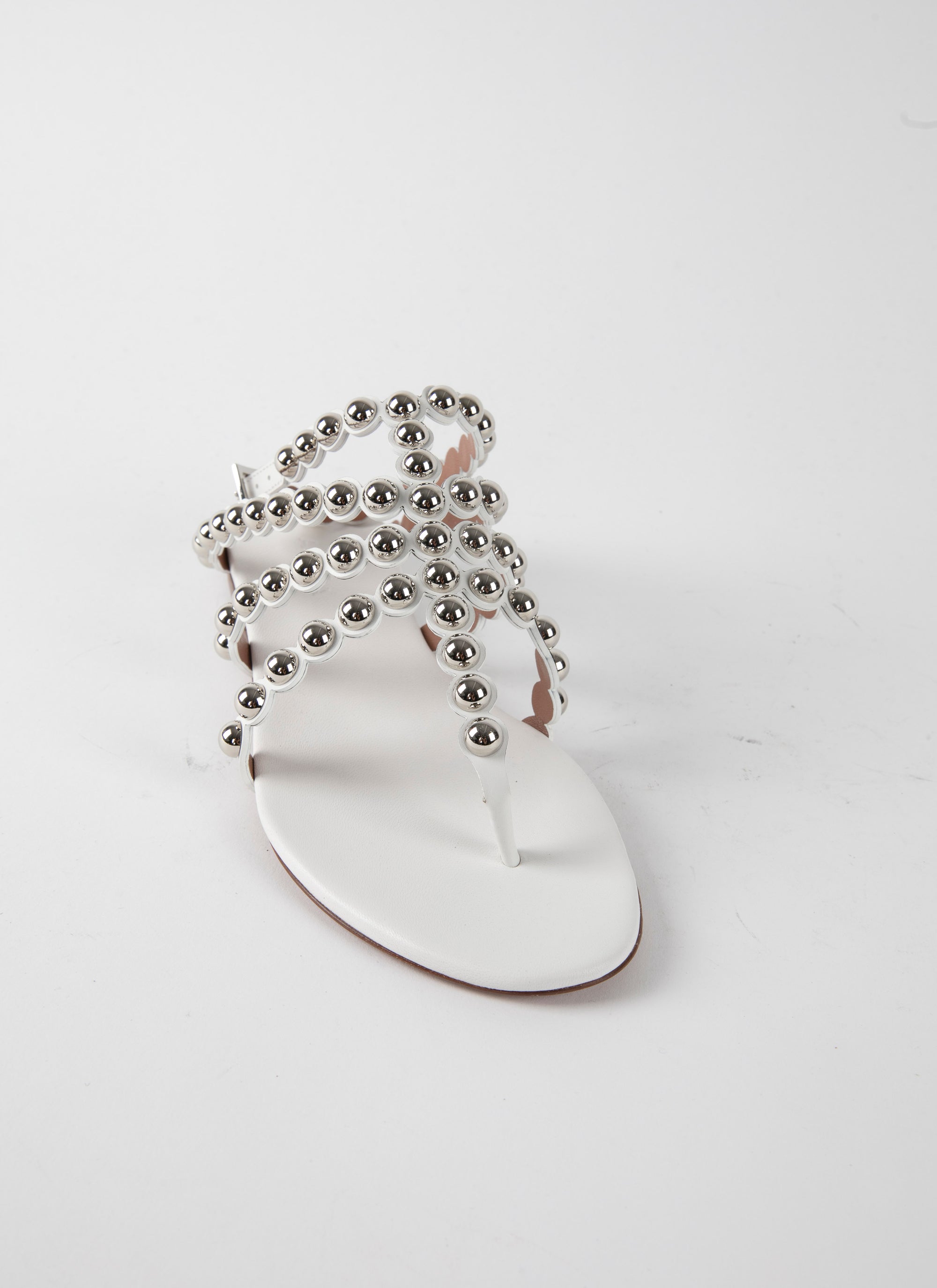 Sandales tong plates à brides clous en cuir - Blanc Cassé