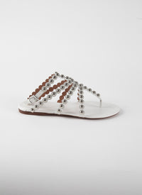 Sandales tong plates à brides clous en cuir - Blanc Cassé