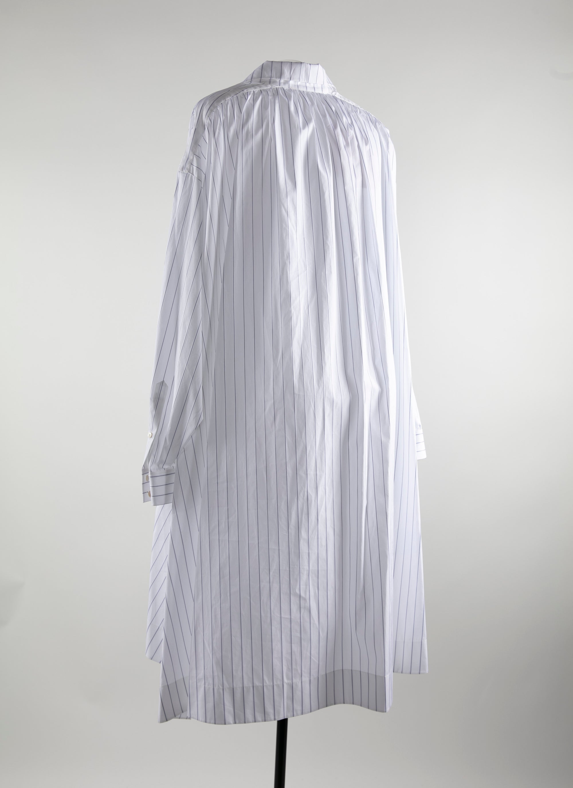 Chemise longue oversize dos ouvert - Blanc & Bleu