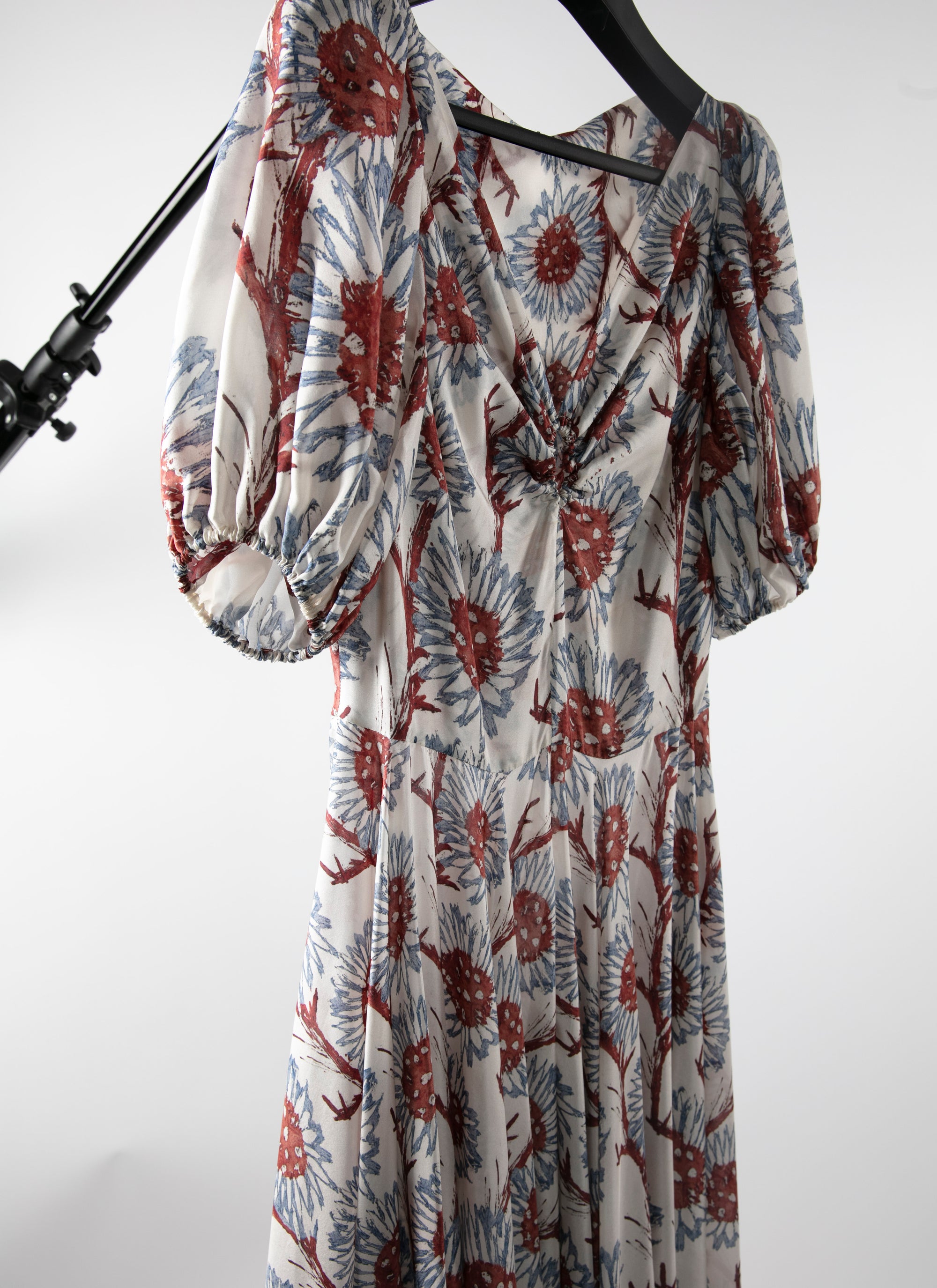 Robe longue à manches ballon en soie - Blanc & Gris Bleu
