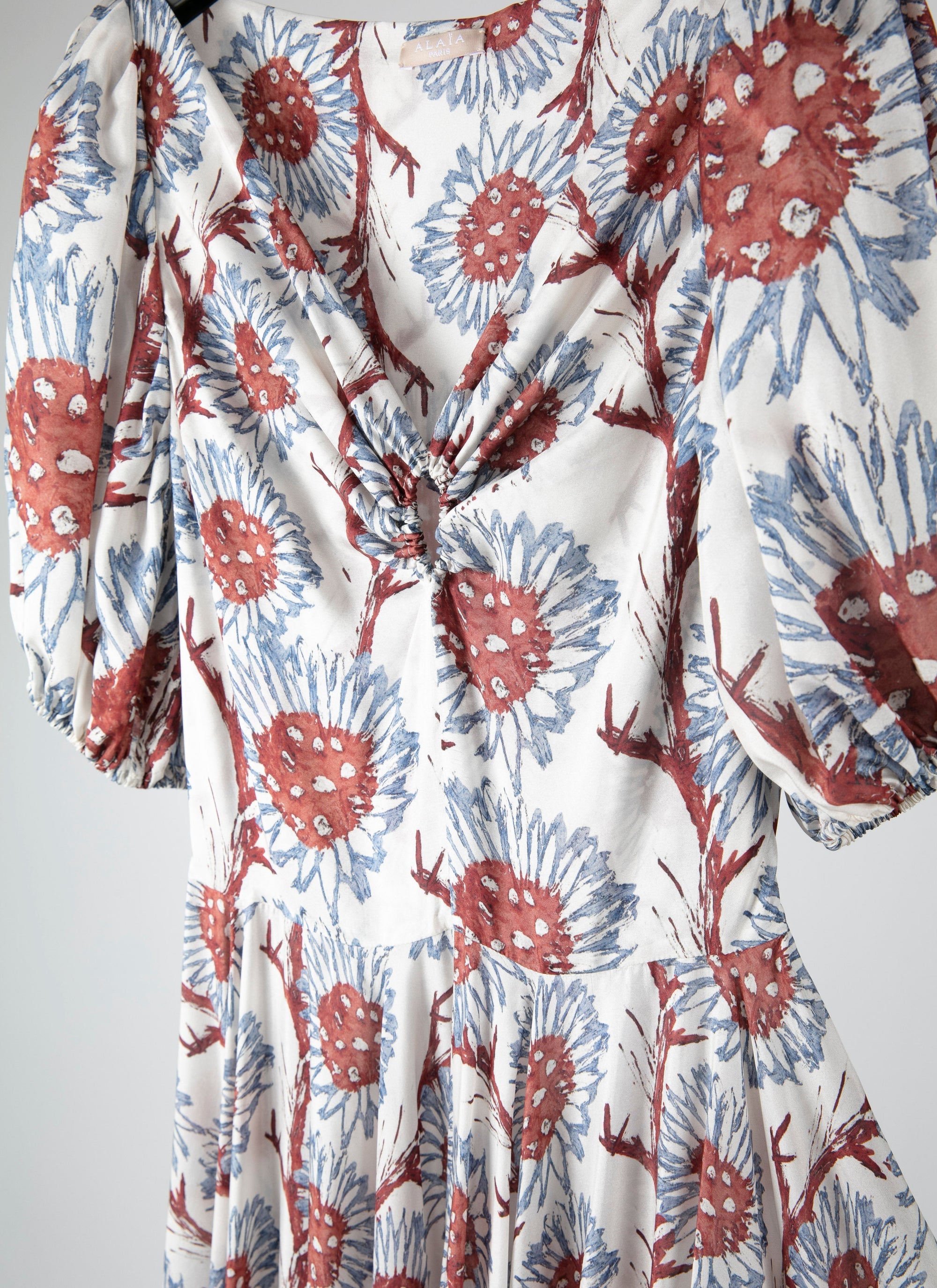 Robe longue à manches ballon en soie - Blanc & Gris Bleu