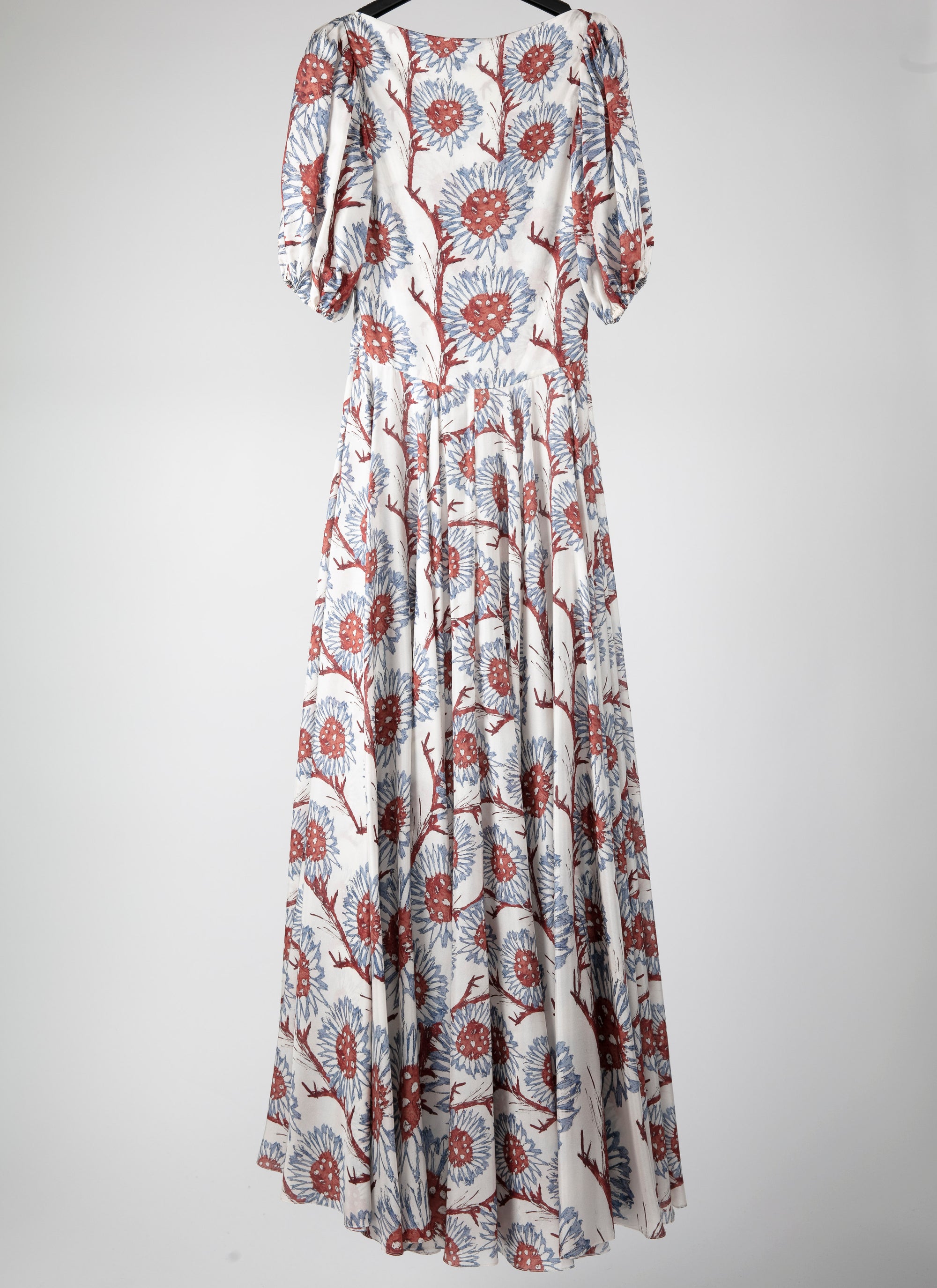 Robe longue à manches ballon en soie - Blanc & Gris Bleu
