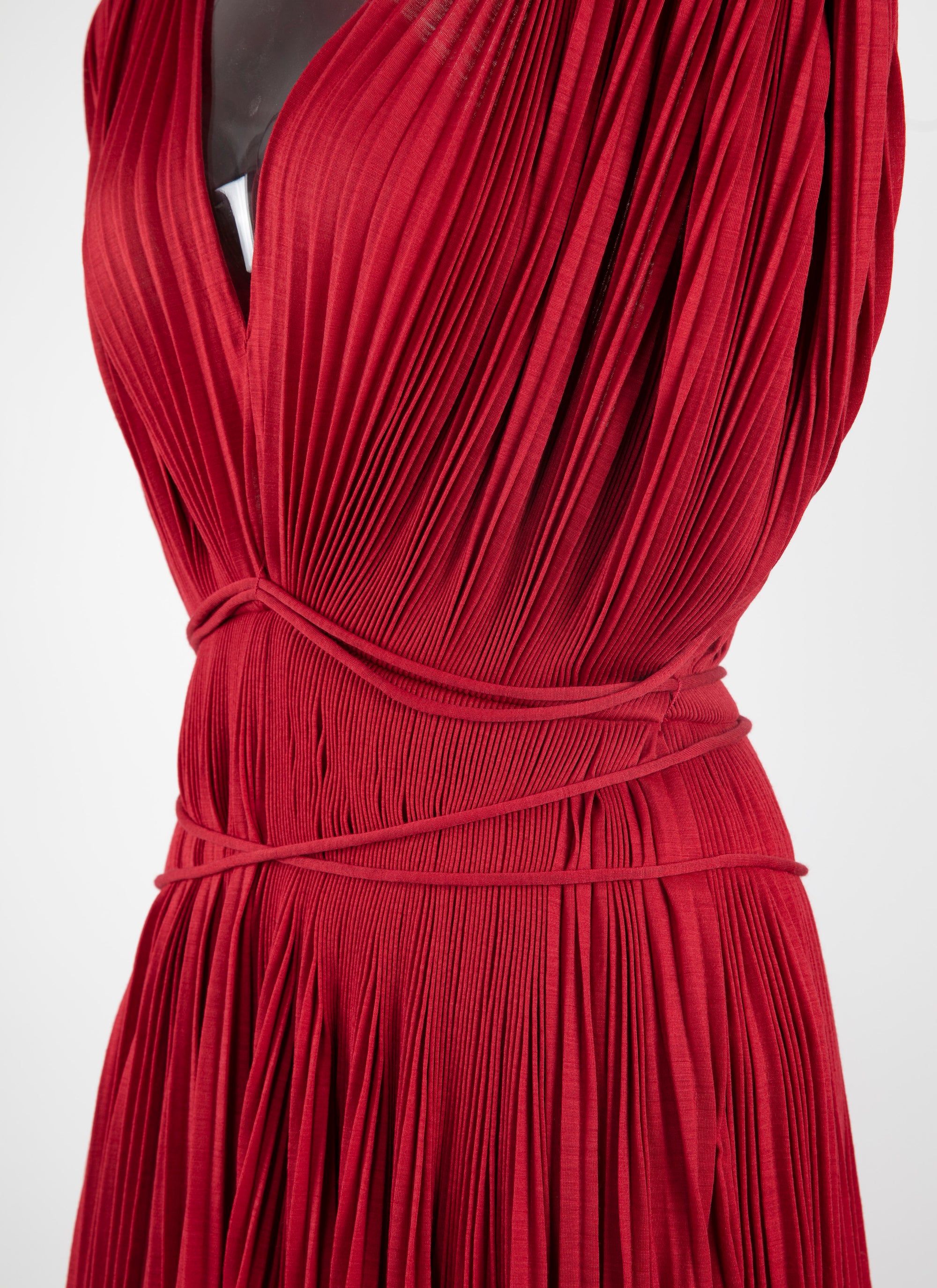 Robe longue plissée sans manches ceinturée - Rouge