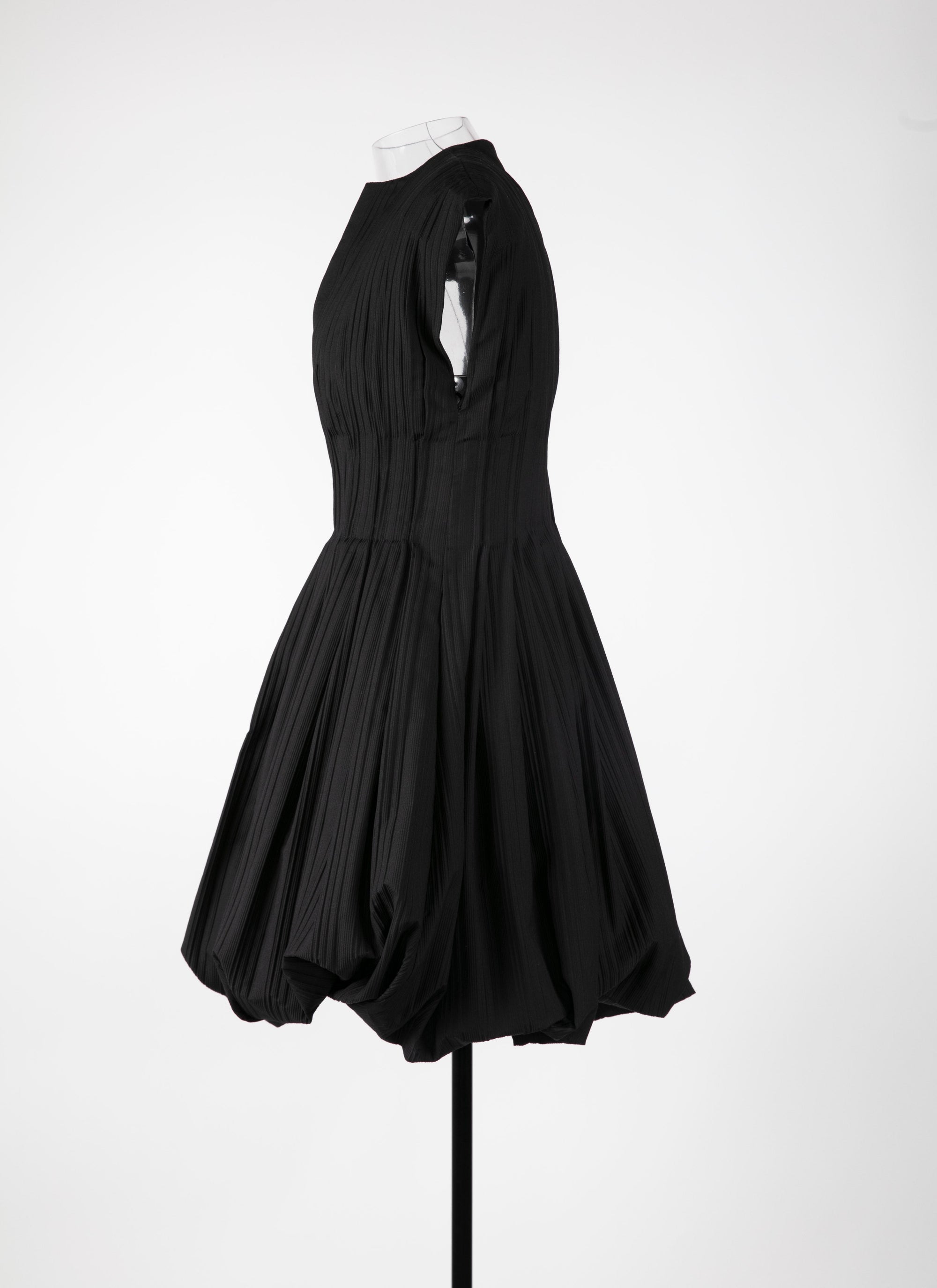 Robe courte évasée ceinturée à mancherons - Noir