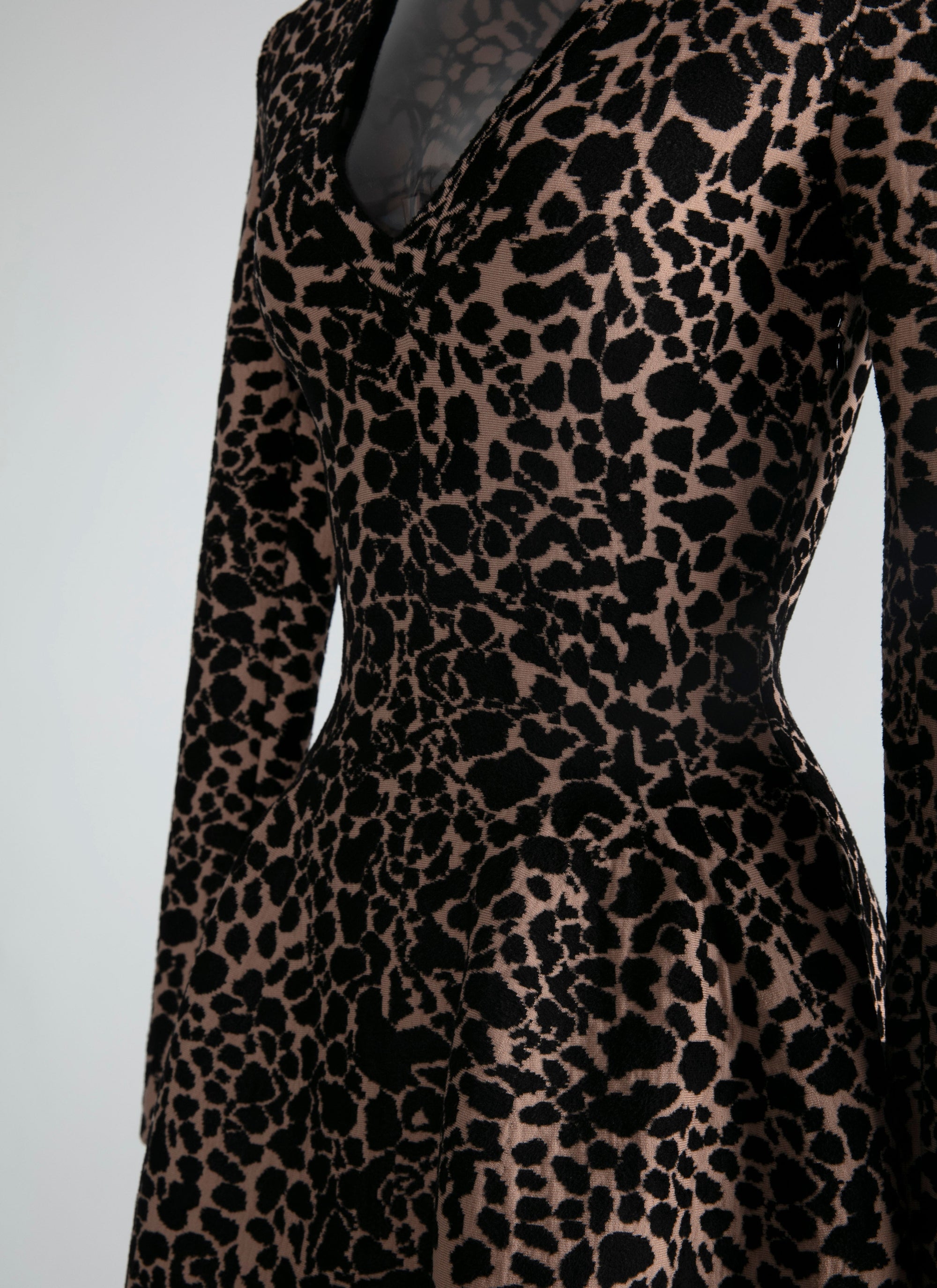 Robe longue à col V et manches longues en laine - Chair & Noir
