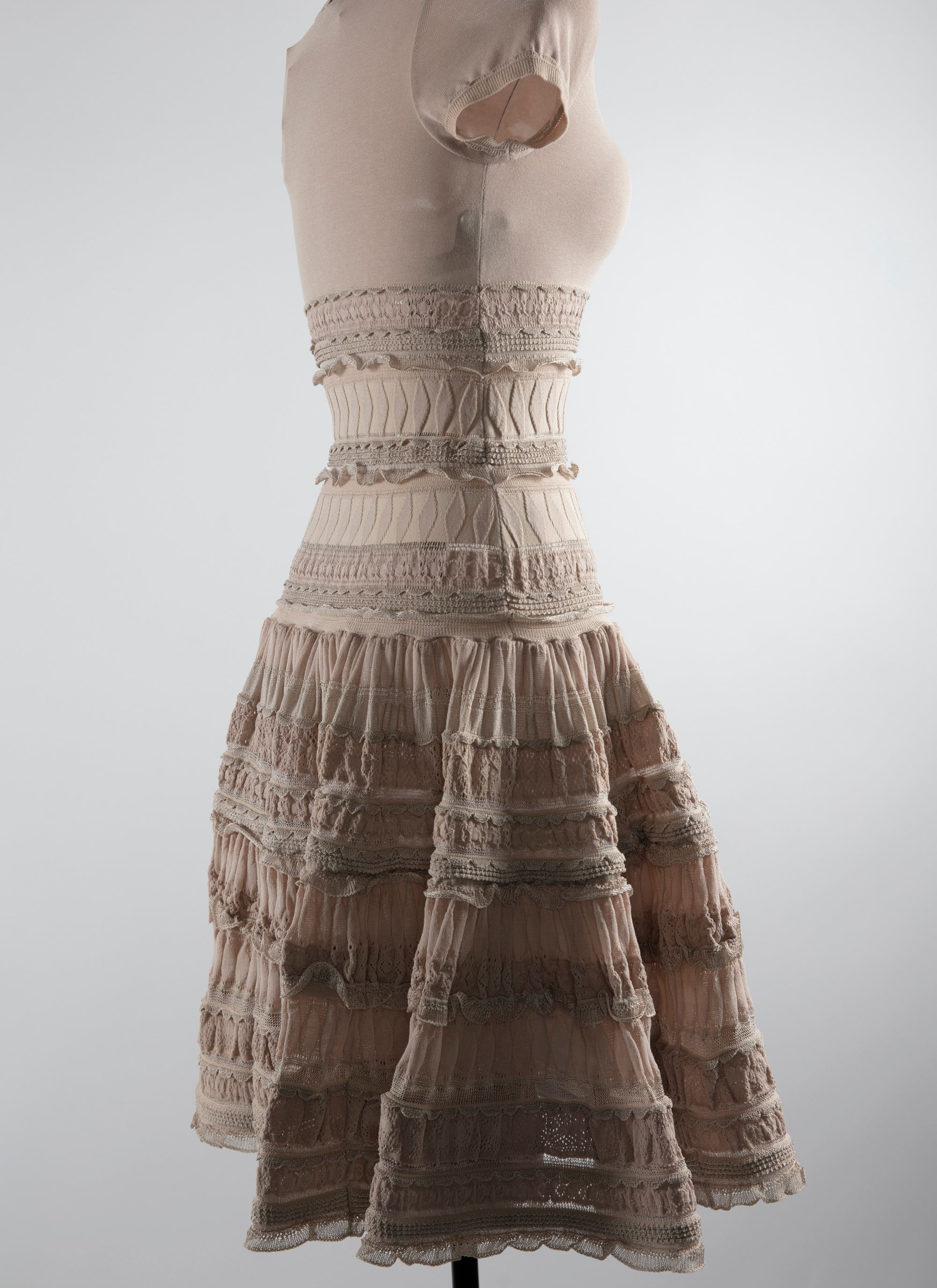 Robe courte évasée détails brodés à manches courtes - Nude