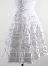 Robe courte évasée détails brodés à manches courtes - Blanc