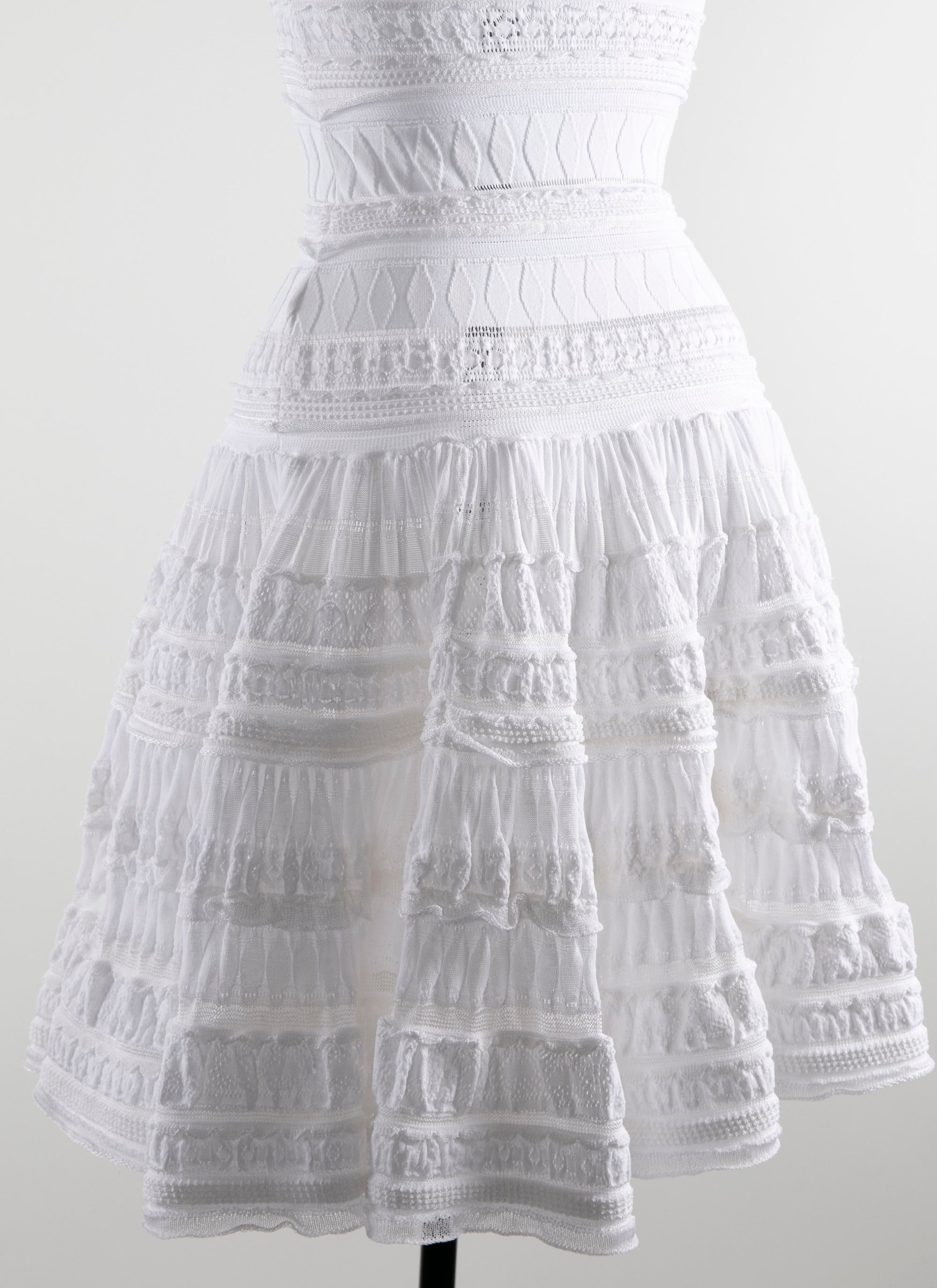 Robe courte évasée détails brodés à manches courtes - Blanc