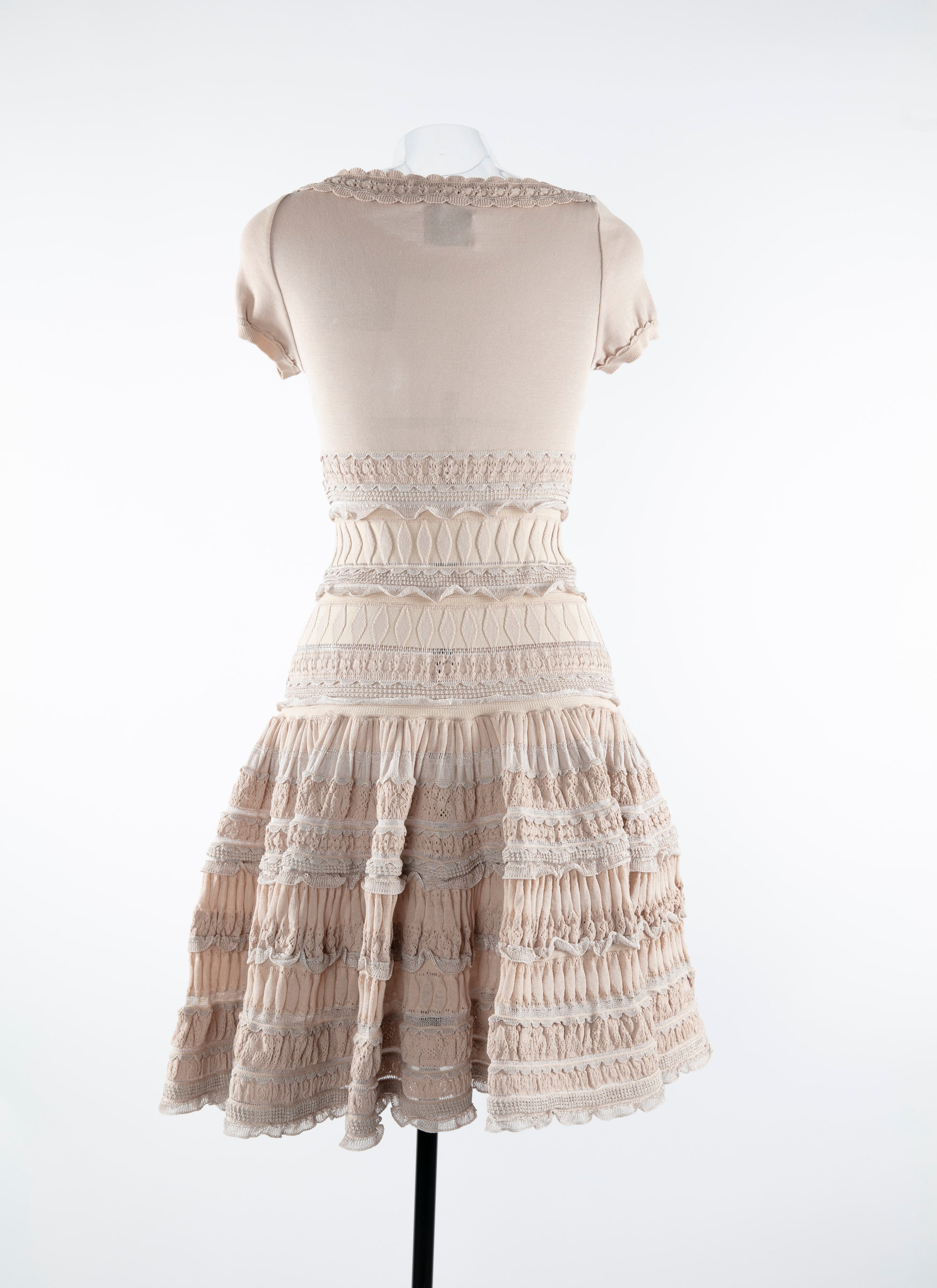 Robe courte évasée détails brodés à manches courtes - Nude