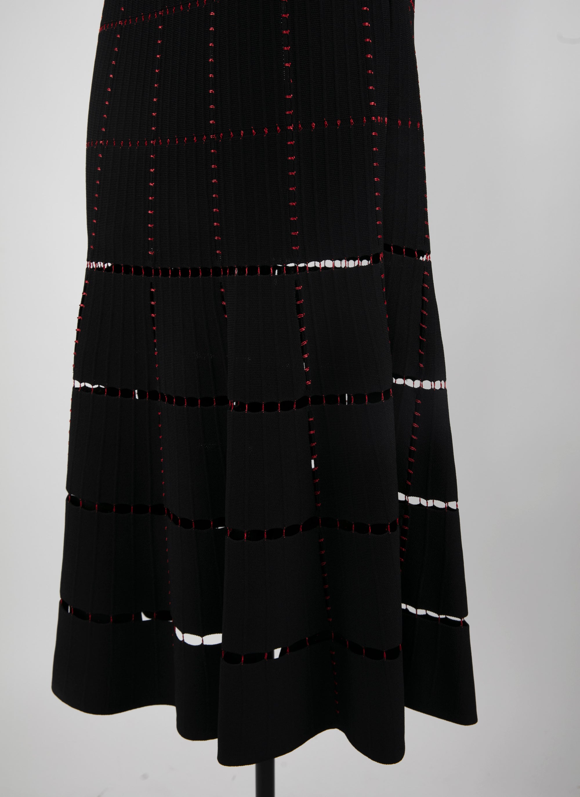 Robe longue à encolure carrée et détails ajourés - Noir & Rouge