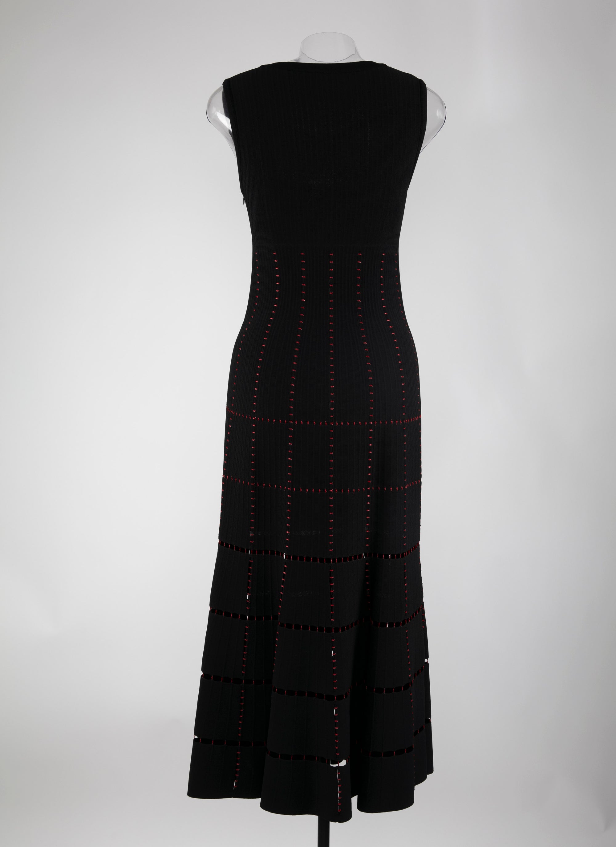 Robe longue à encolure carrée et détails ajourés - Noir & Rouge