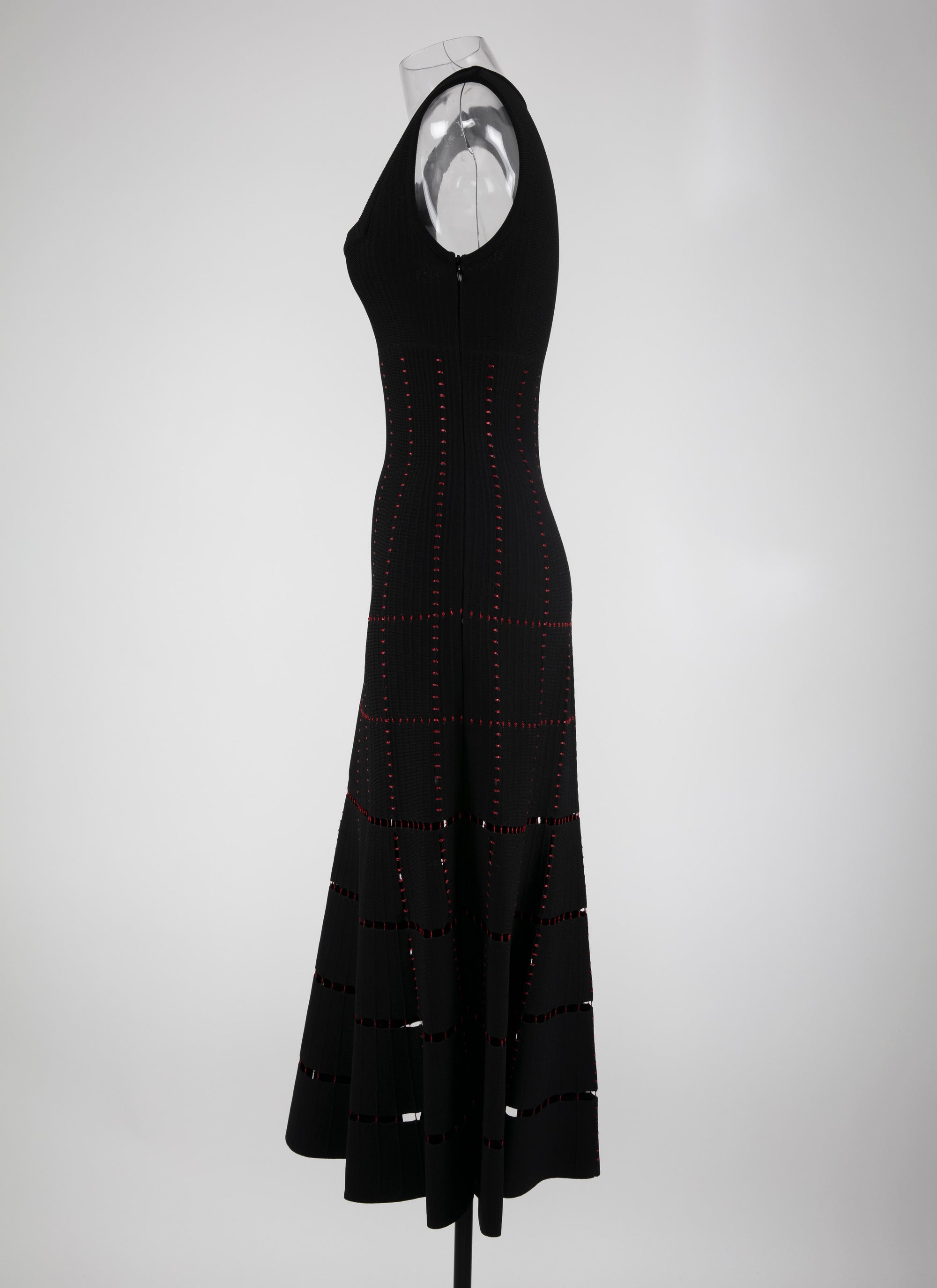 Robe longue à encolure carrée et détails ajourés - Noir & Rouge