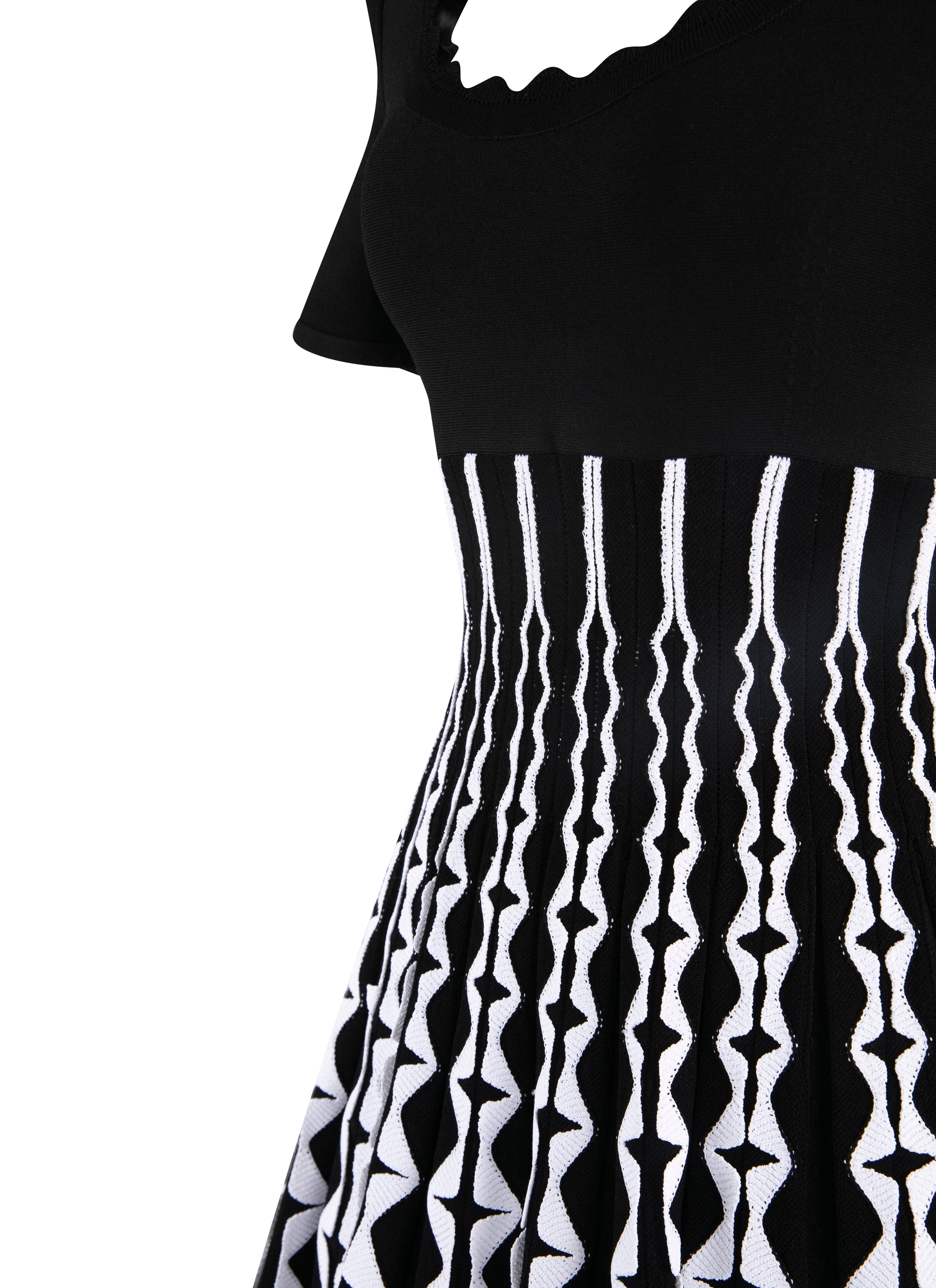 Pleated short dress with scoop neck - Black & White