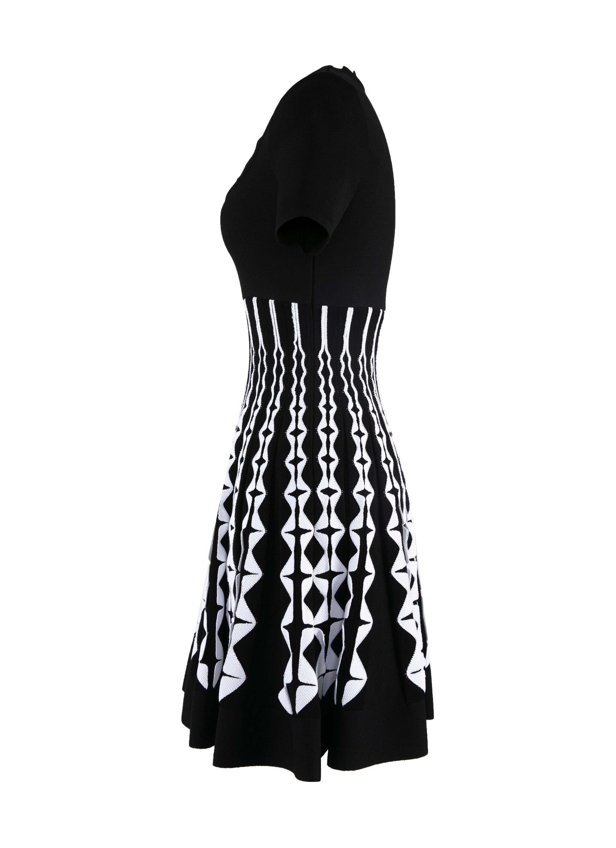 Pleated short dress with scoop neck - Black & White