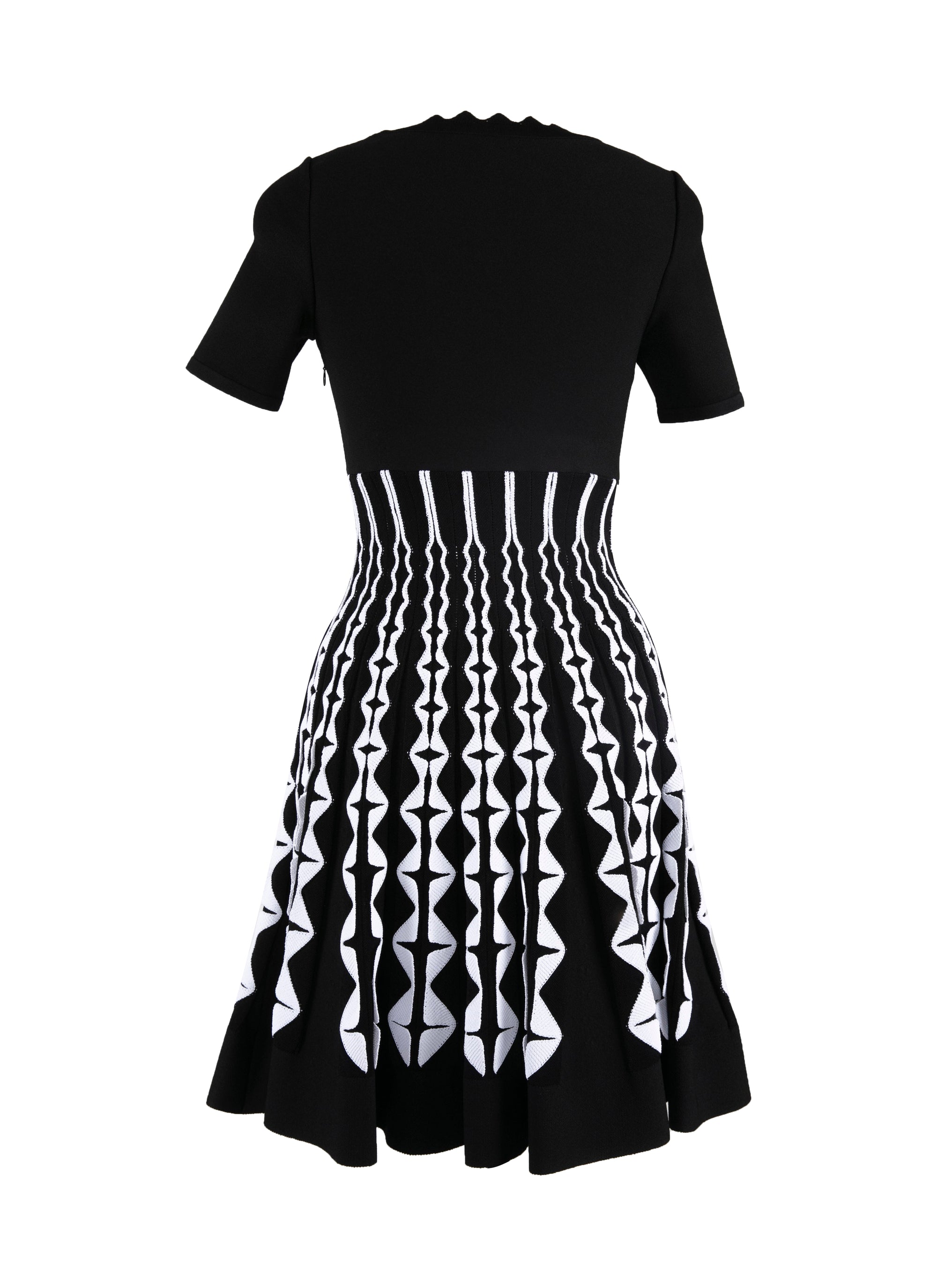 Pleated short dress with scoop neck - Black & White