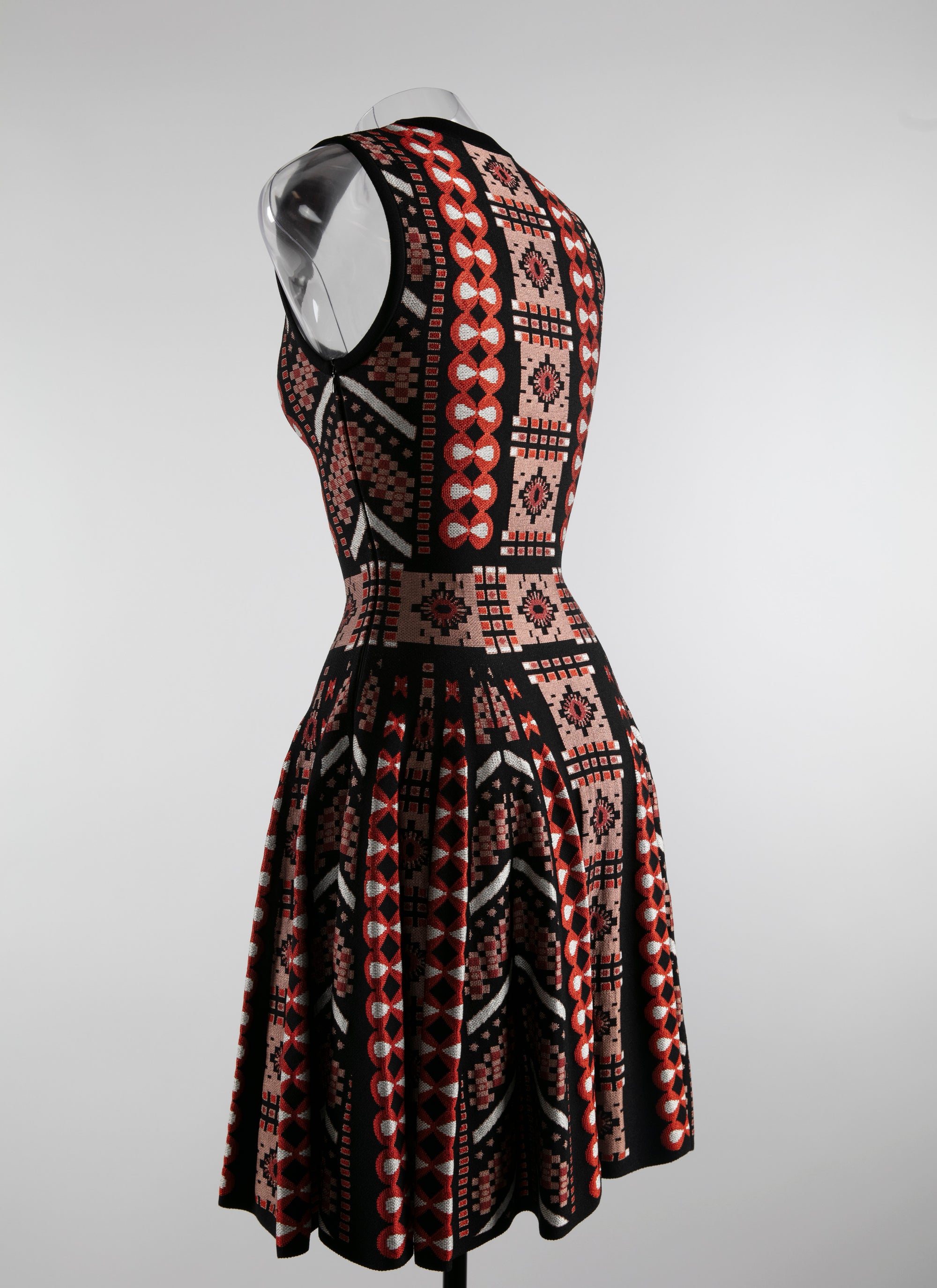 Robe courte à motif géométrique jacquard - Bois de Rose & Noir