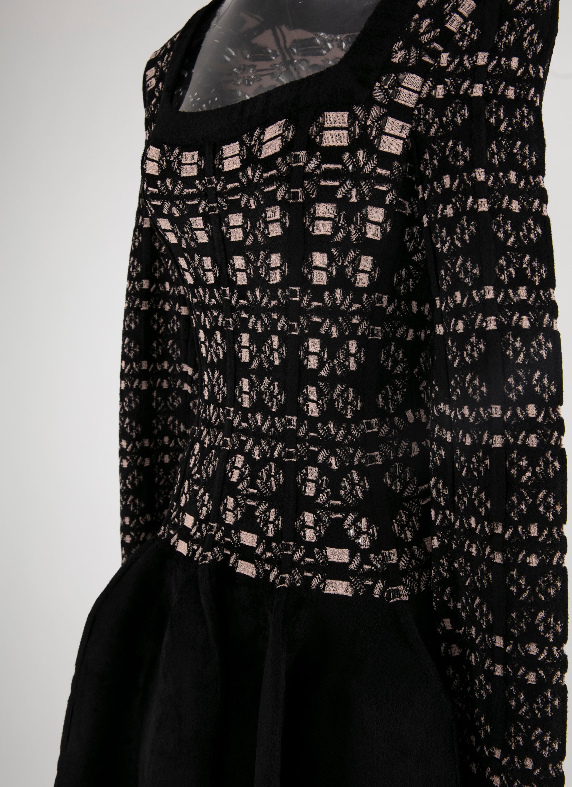 Robe courte broderies à manches longues en maille - Noir & Nude
