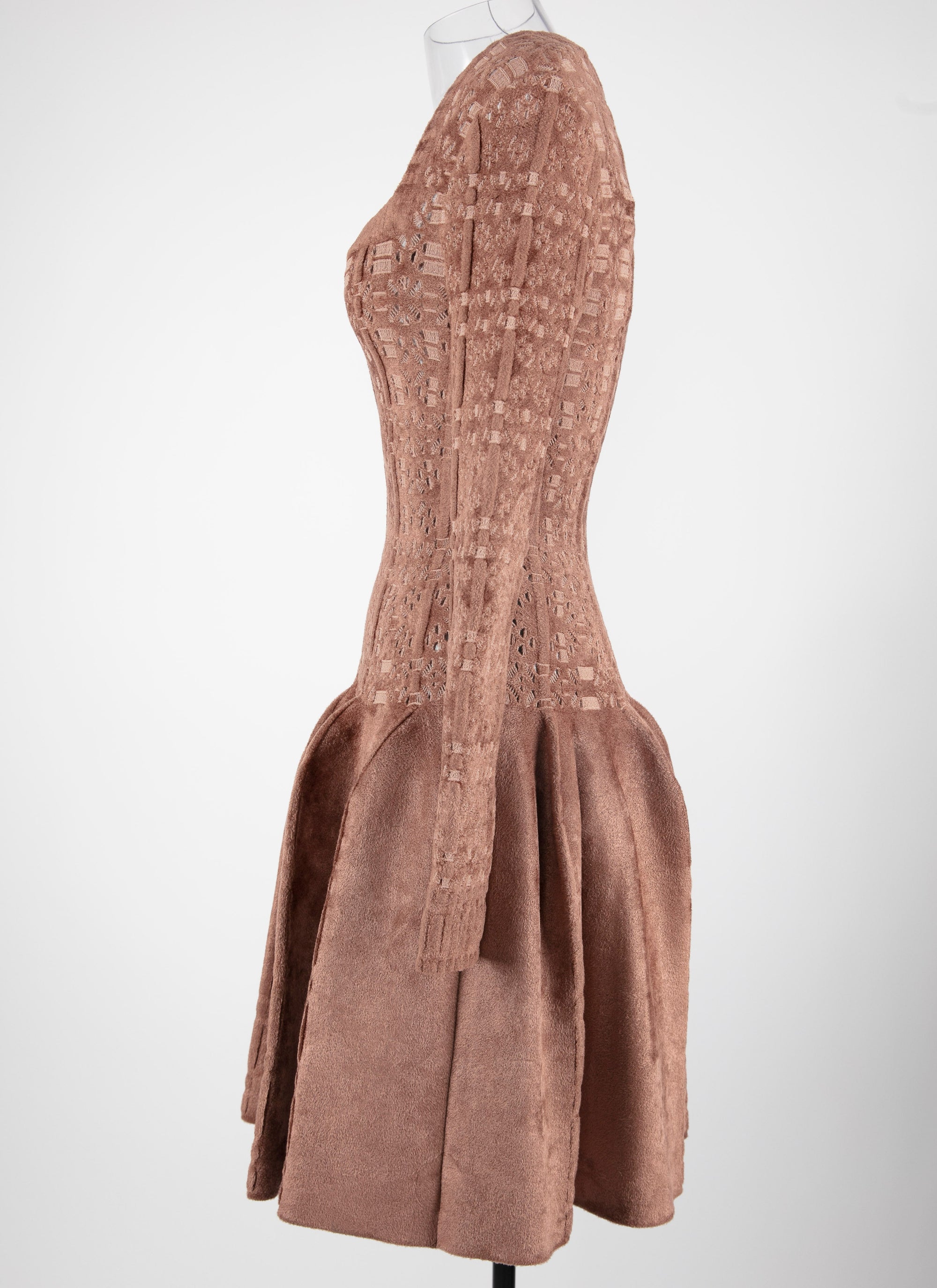 Robe courte broderies à manches longues en maille - Bois de Rose & Nude