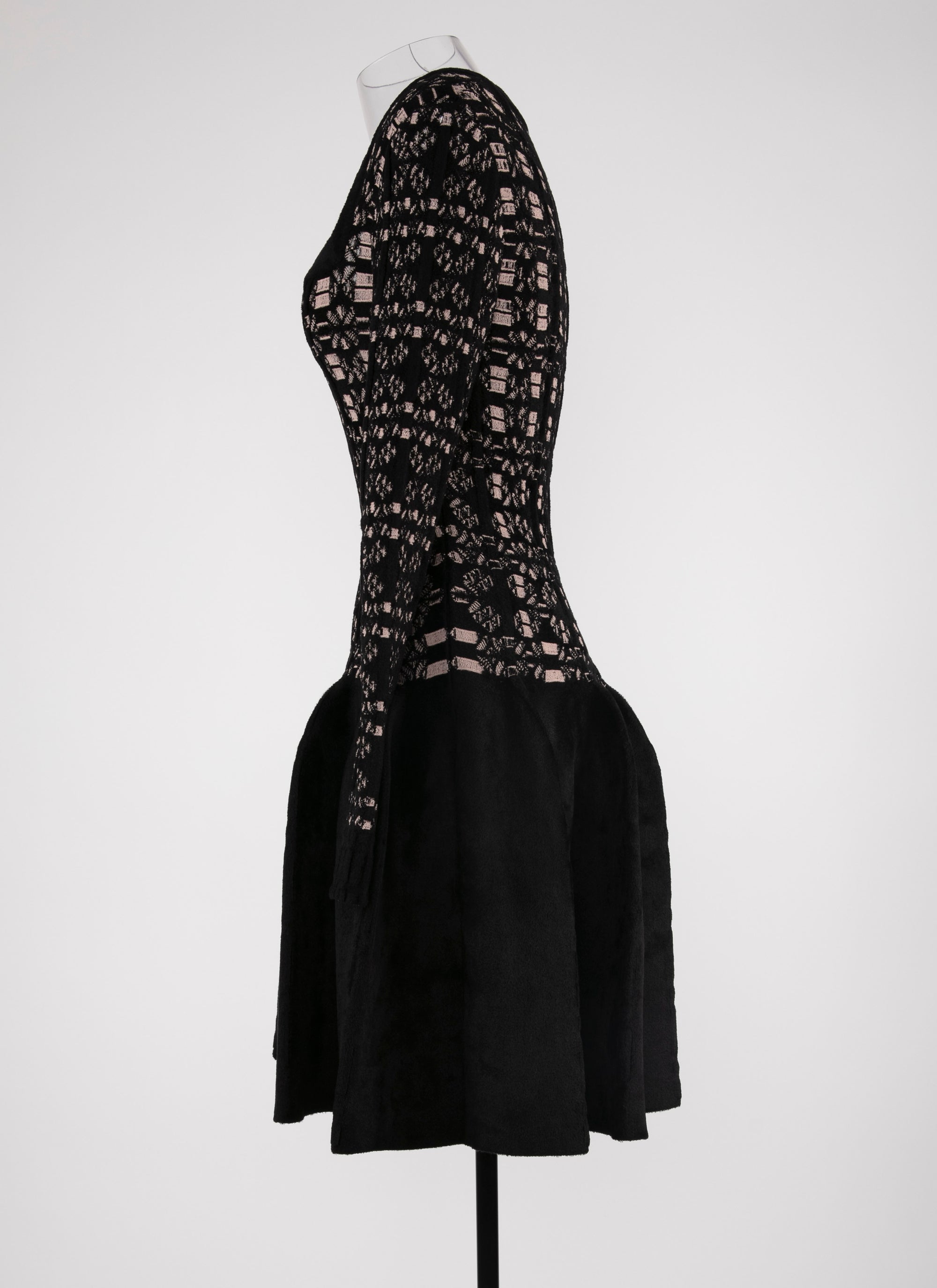 Robe courte broderies à manches longues en maille - Noir & Nude