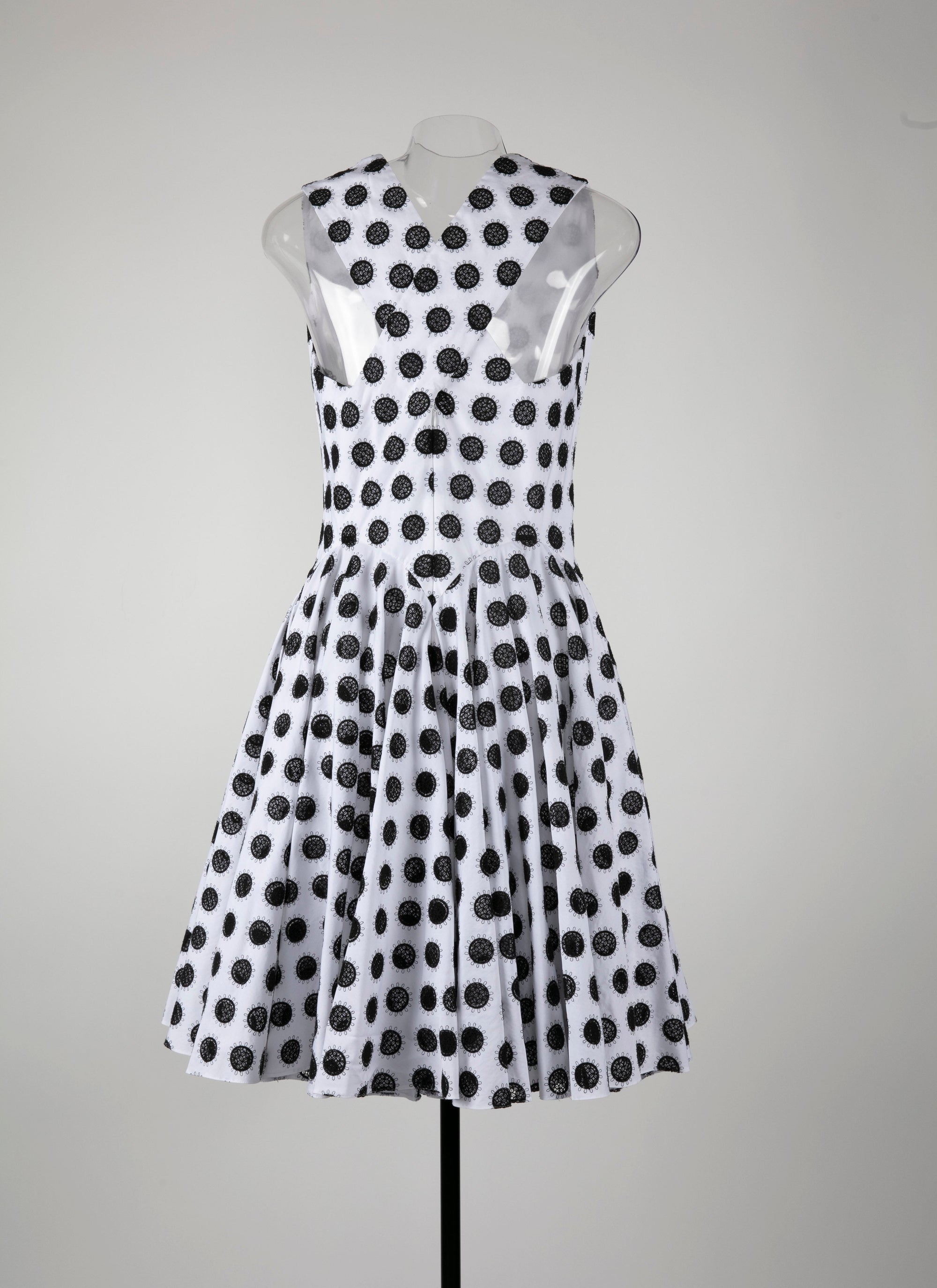 Embroidered dress with sleeves - White & Black