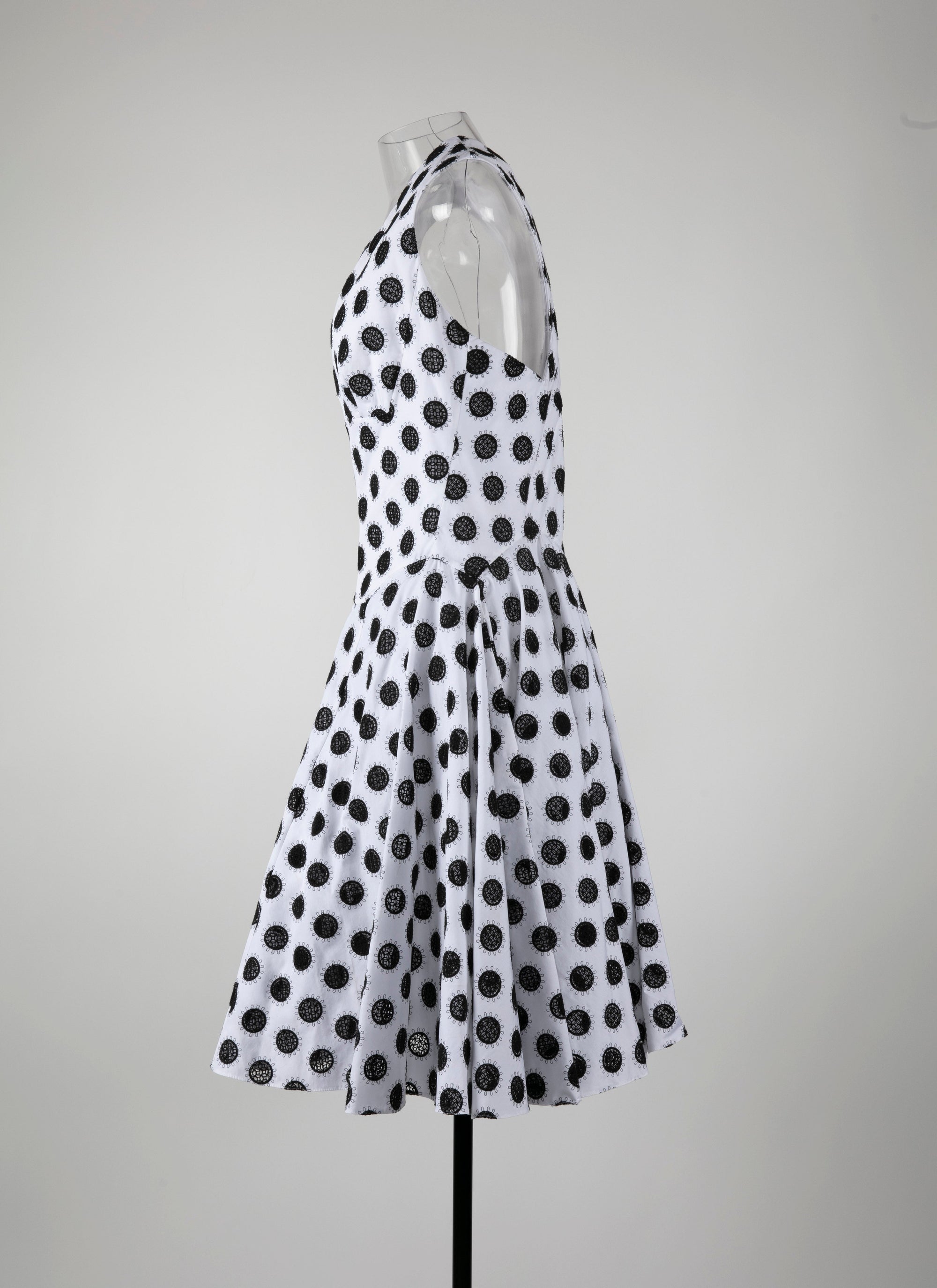 Embroidered dress with sleeves - White & Black
