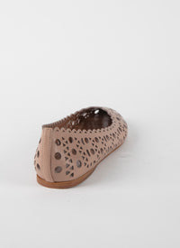 Perforated round-toed ballerina flats in leather - Flesh