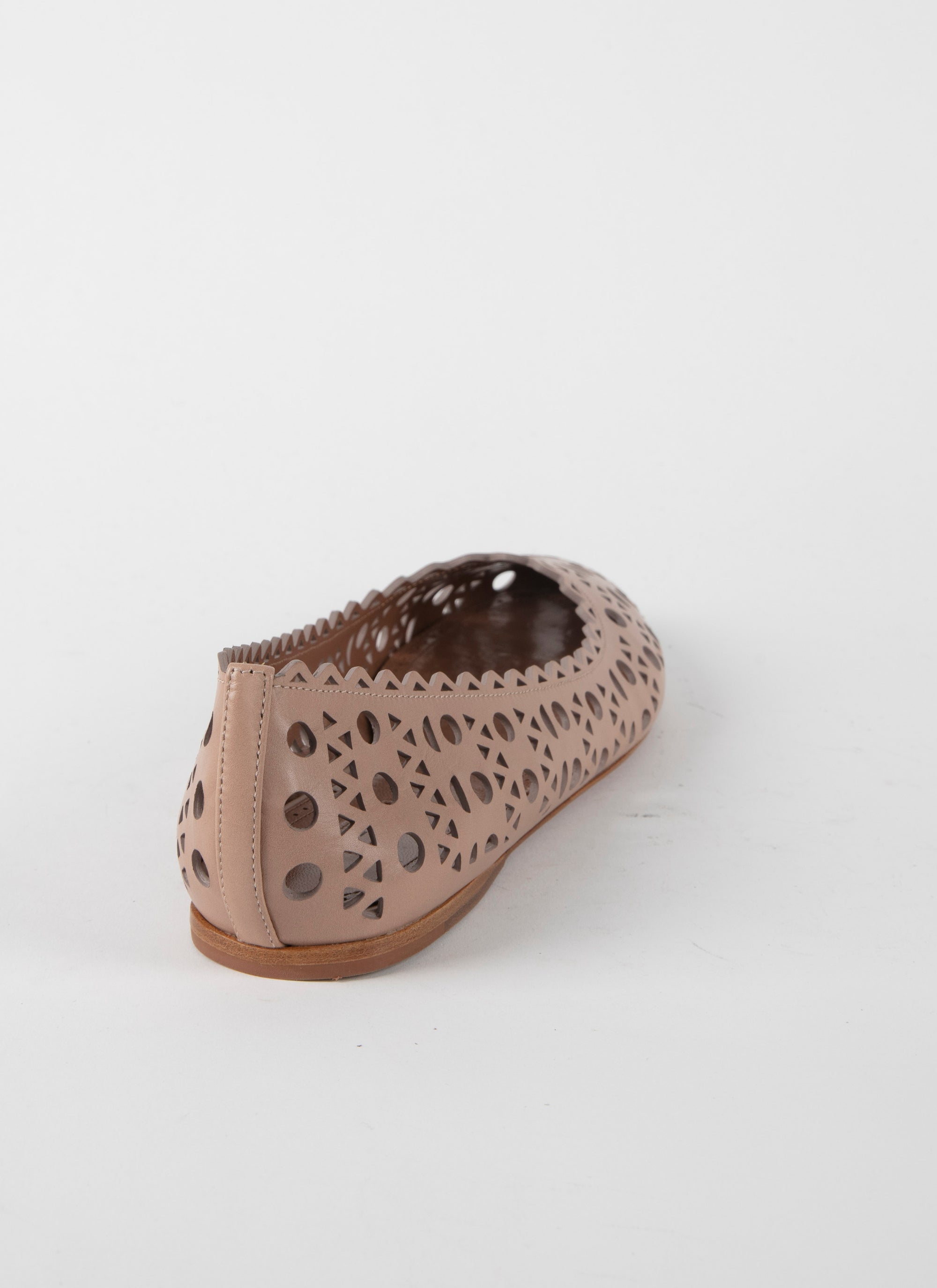 Perforated round-toed ballerina flats in leather - Flesh