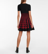 Pleated short dress with scoop neck - Black & White