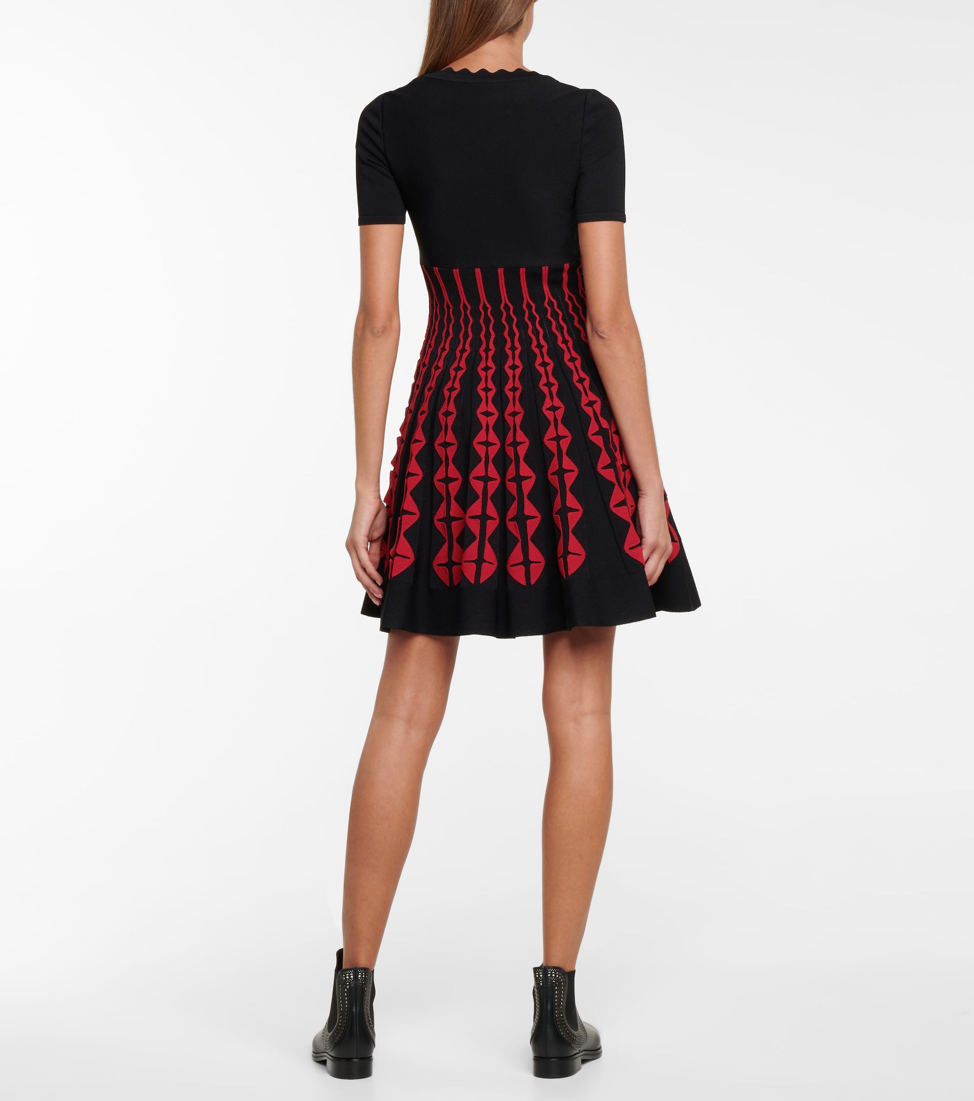 Pleated short dress with scoop neck - Black & White