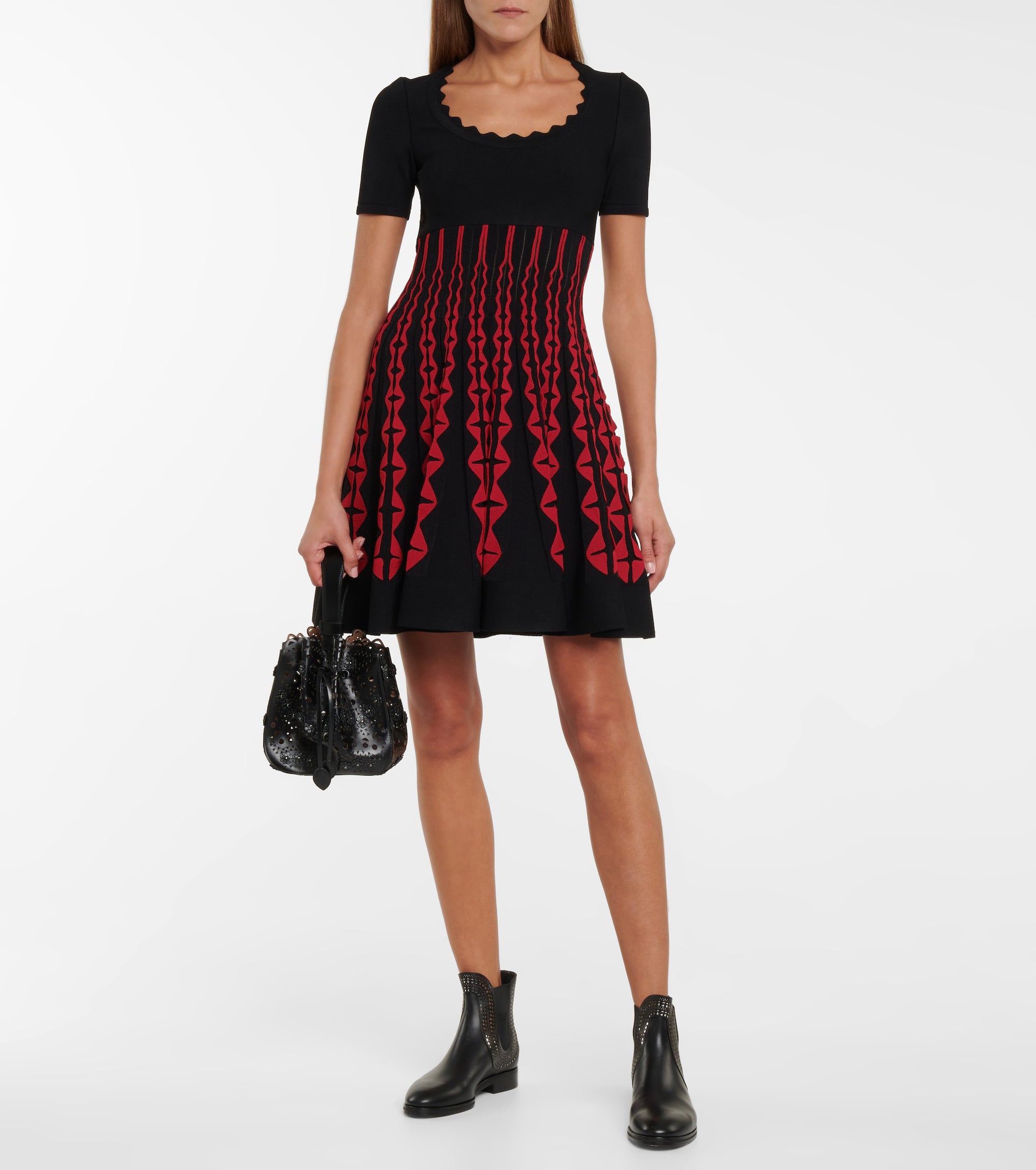 Pleated short dress with scoop neck - Black & White