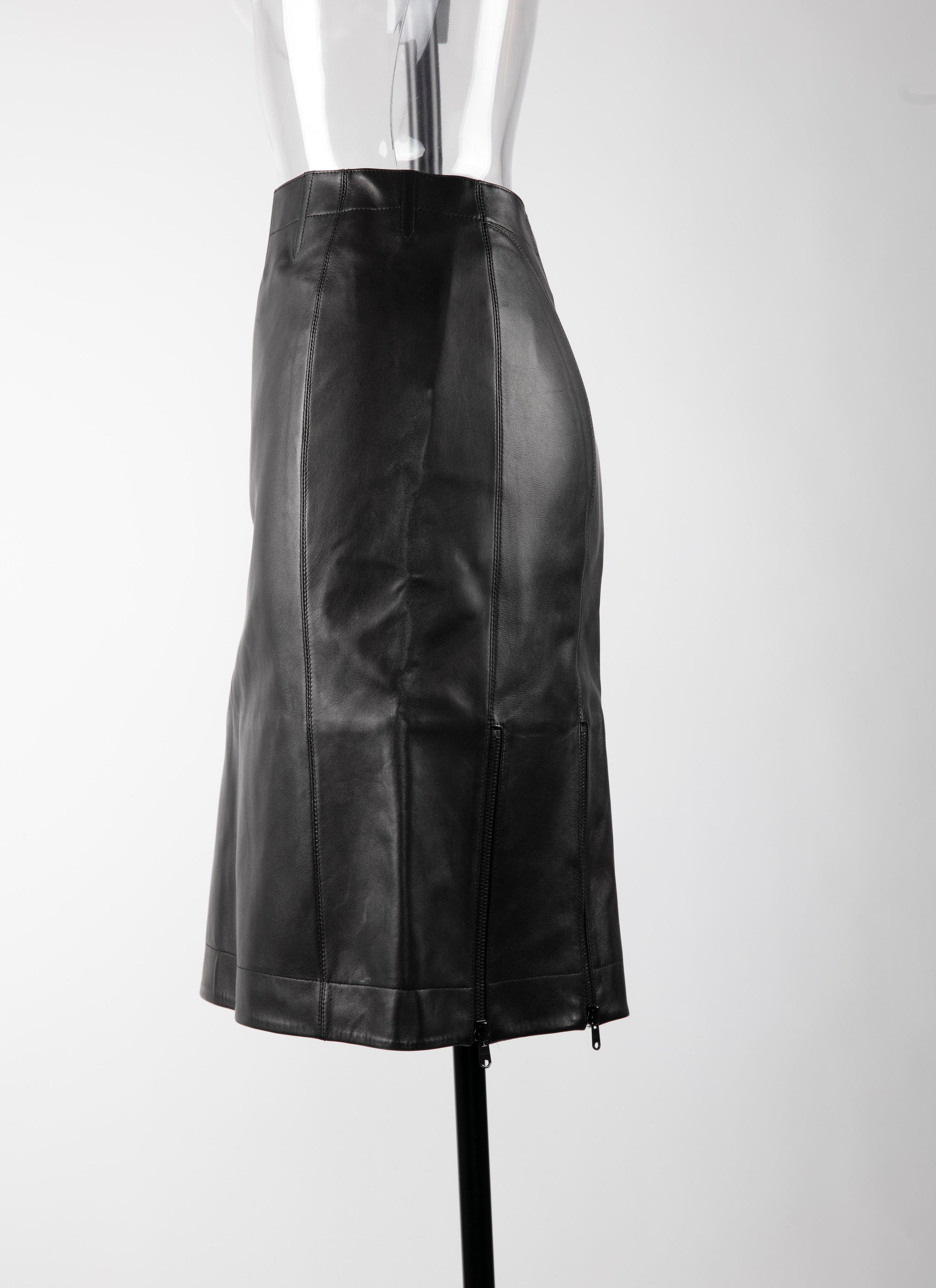 Short scuba skirt in leather - Black