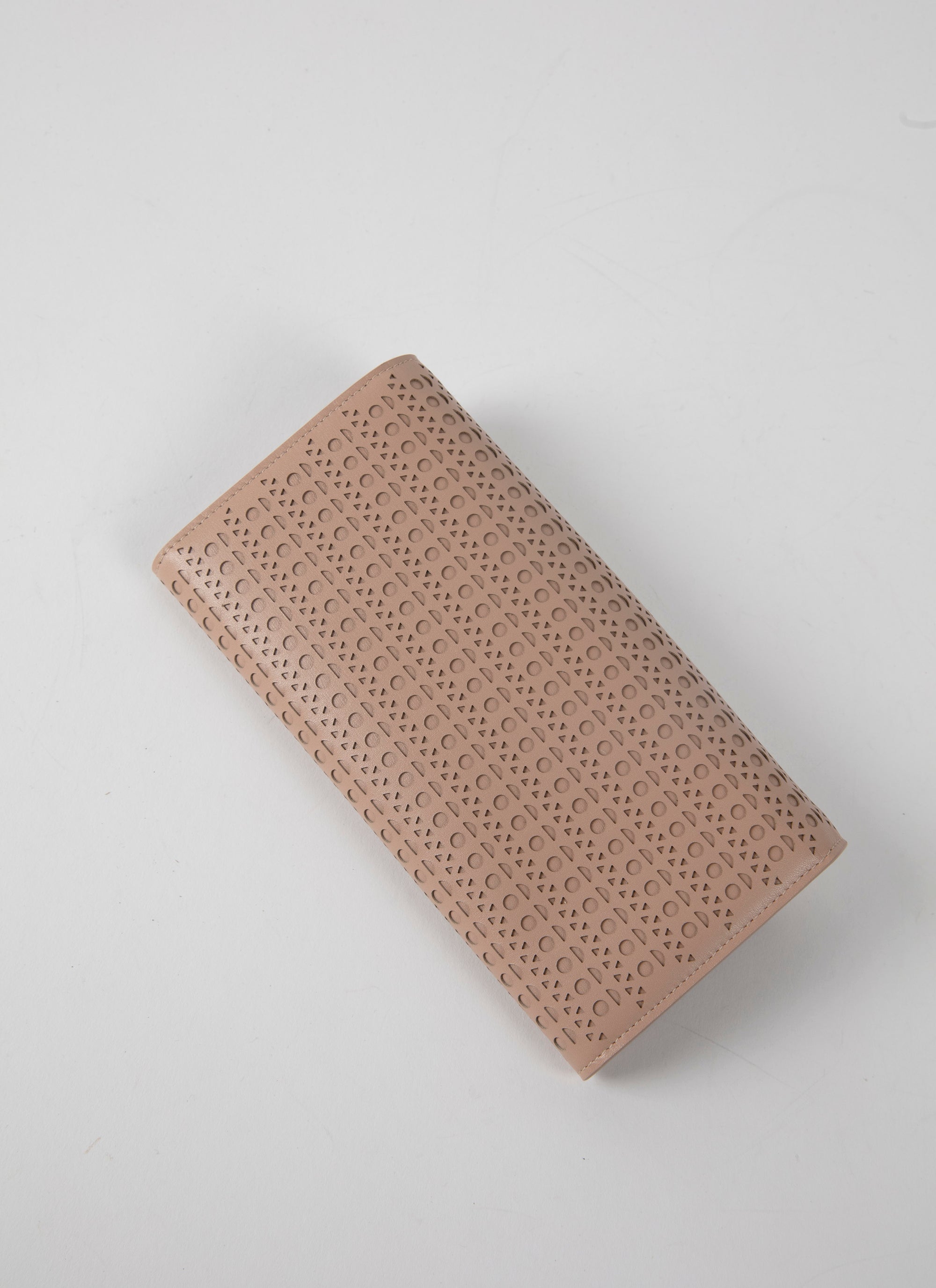 Portefeuille à rabat au motif ajouré en cuir - Sable